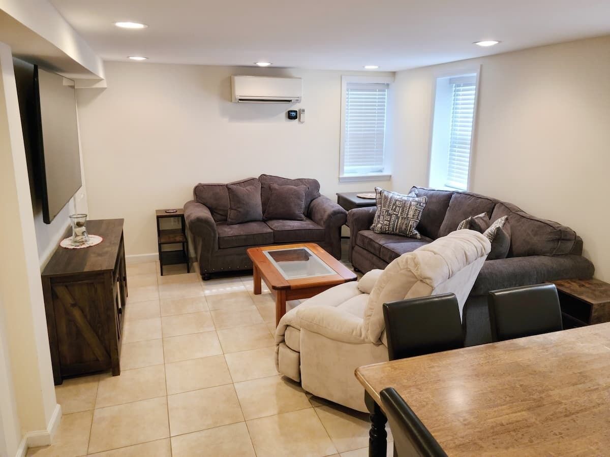 Modern, Beautiful & Warm Apartment Unit with Beach Passes!!!
