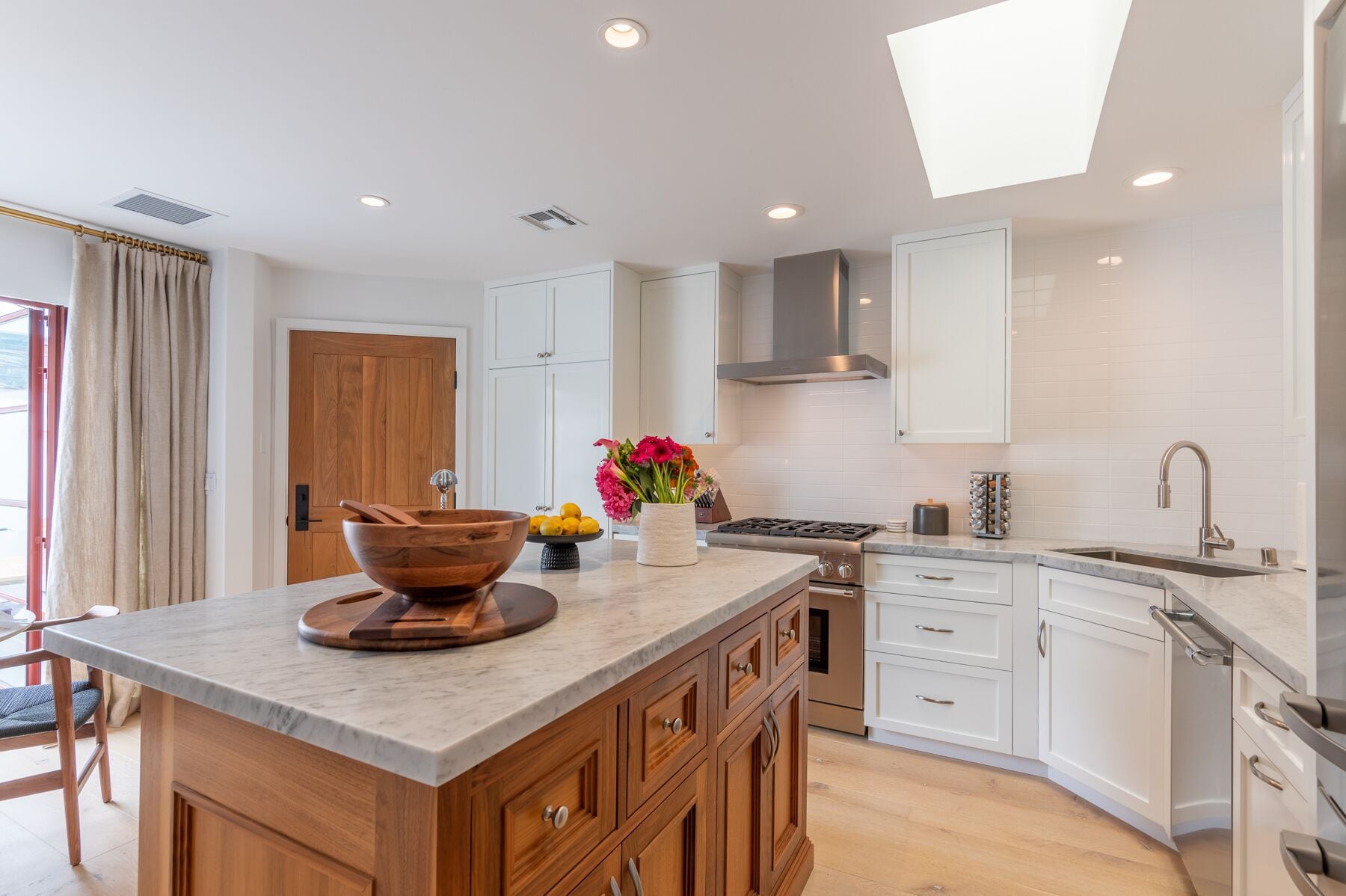 CASUAL ELEGANT PENTHOUSE VACATION APARTMENT IN THE VILLAGE OF CARMEL-BY-THE-SEA