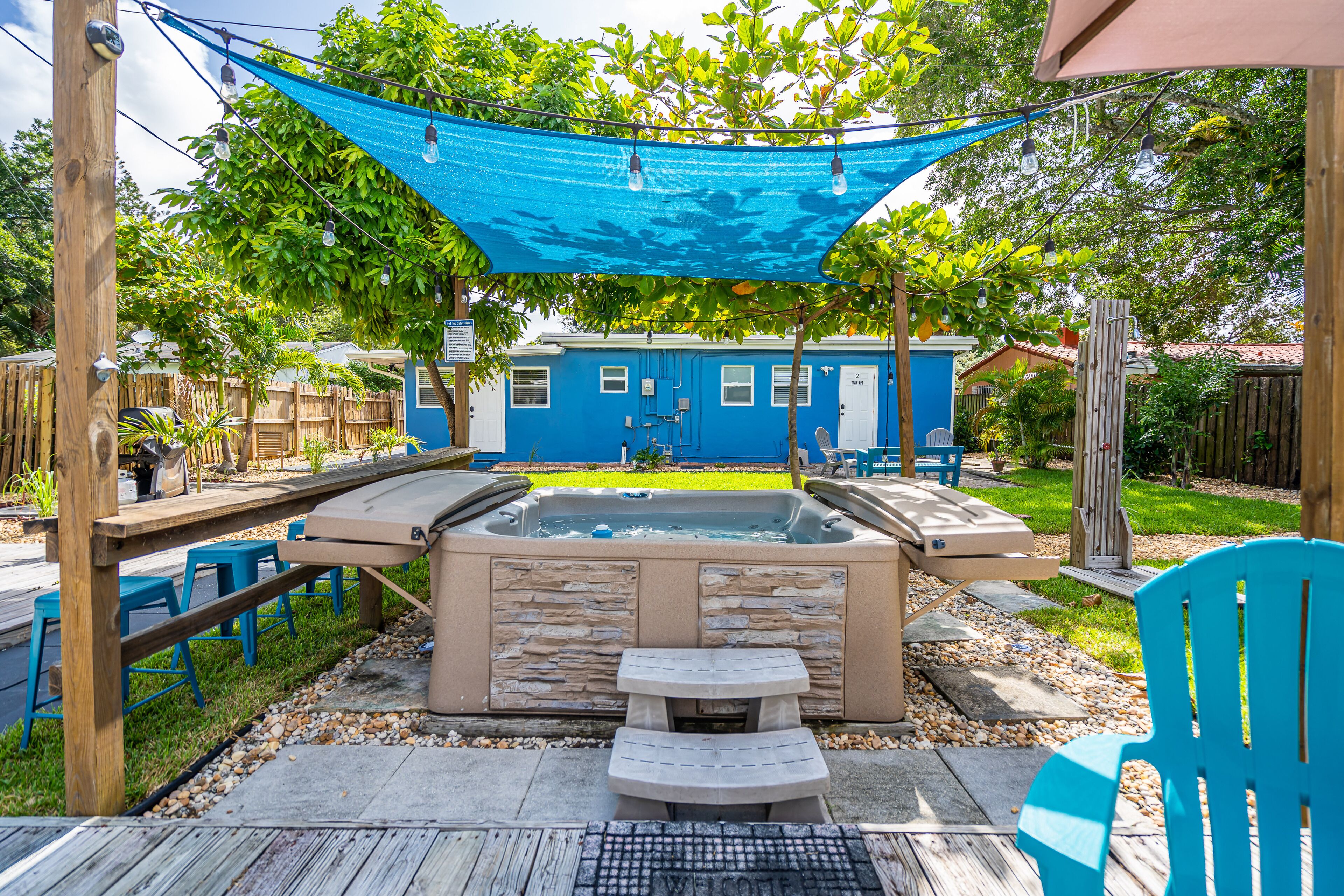 Queen sized-bed, kitchenette, free parking and wifi, hot tub, BBQ, porch, patio.