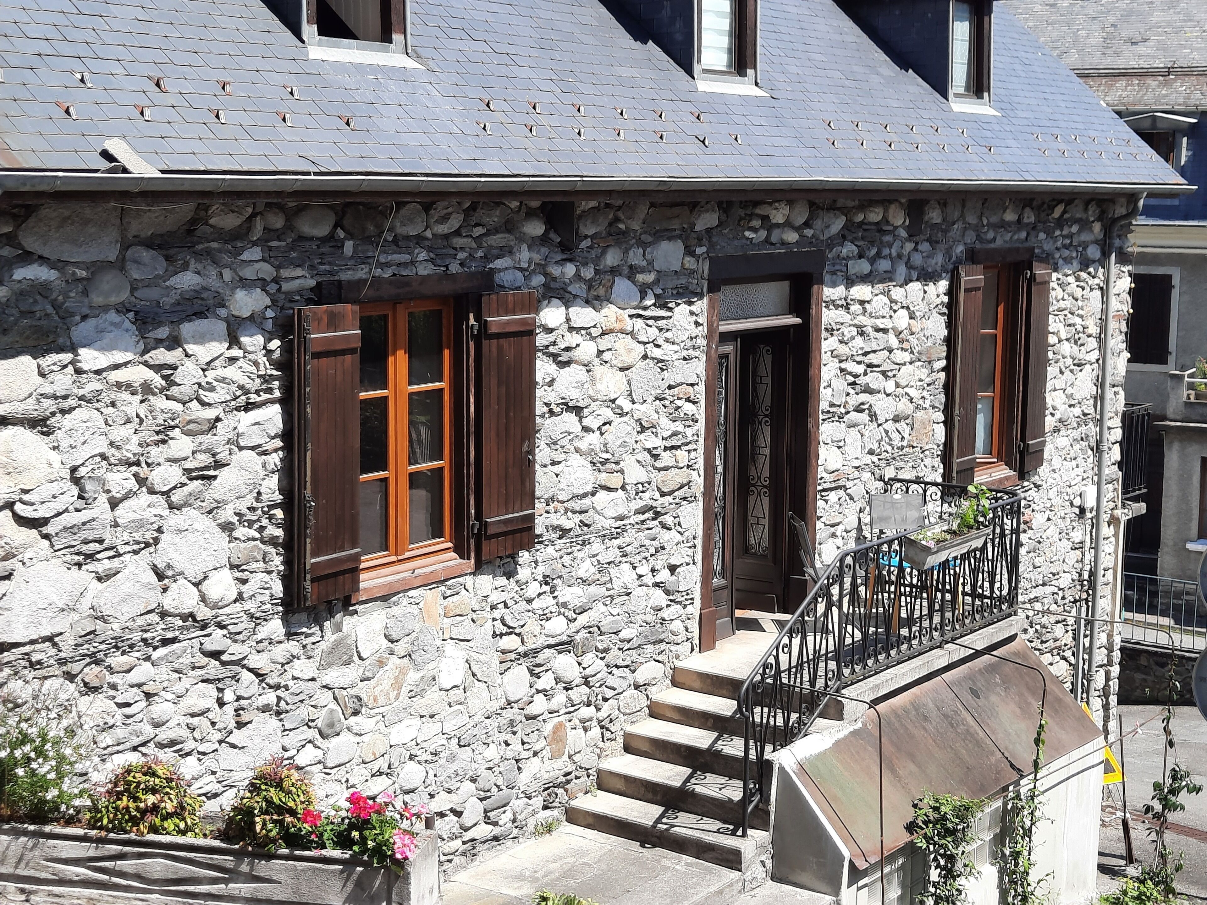 Pleasant bright one-bedroom apartment, in the heart of the Argeles-Gazost valley.