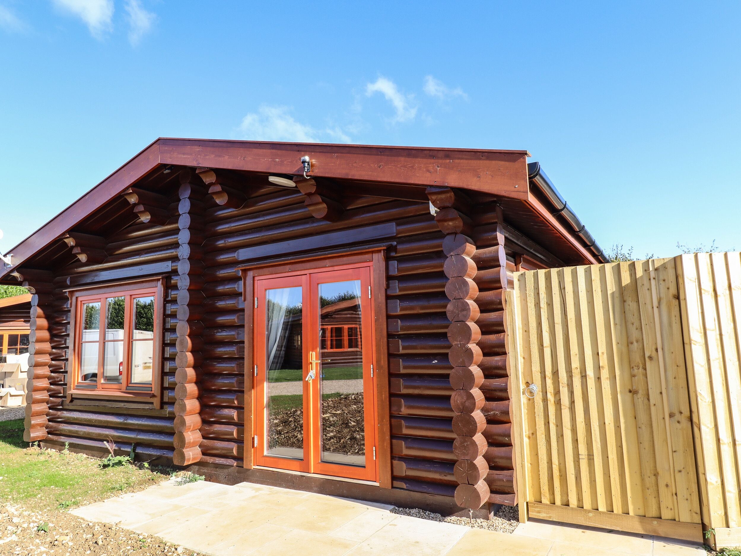 PINE LODGE, family friendly, with pool in Greetham, Rutland