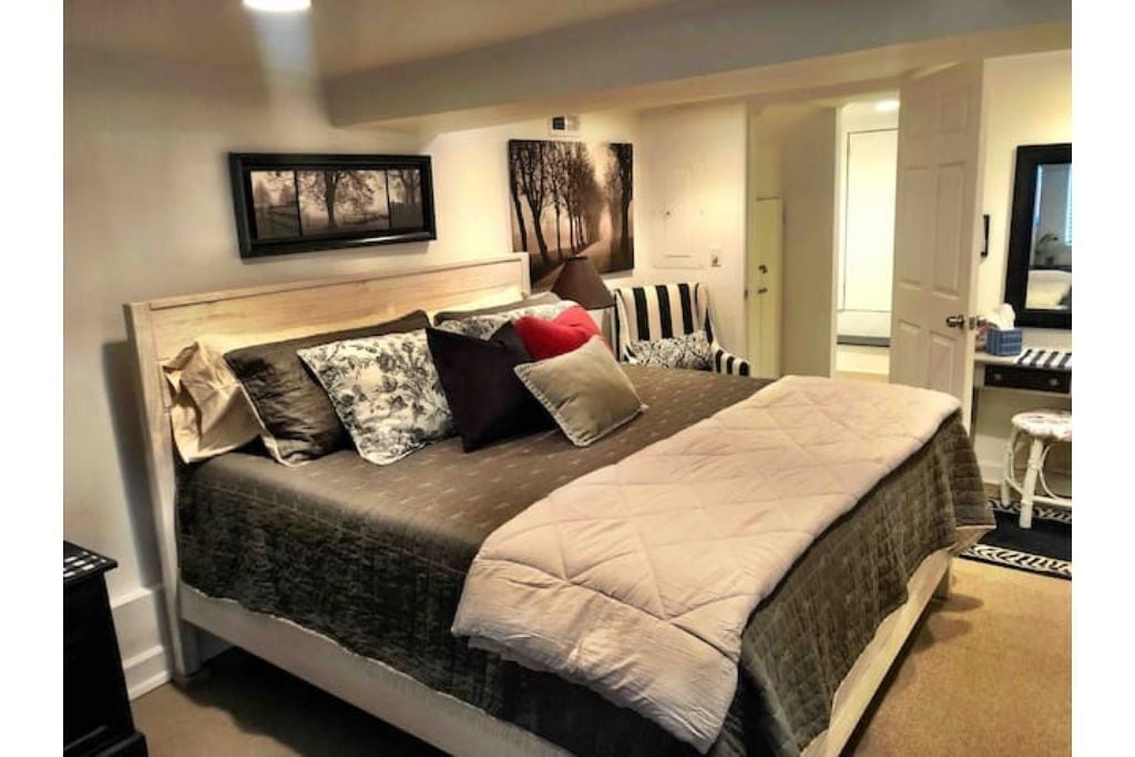 Cozy Camellia in Historic Downtown Newnan