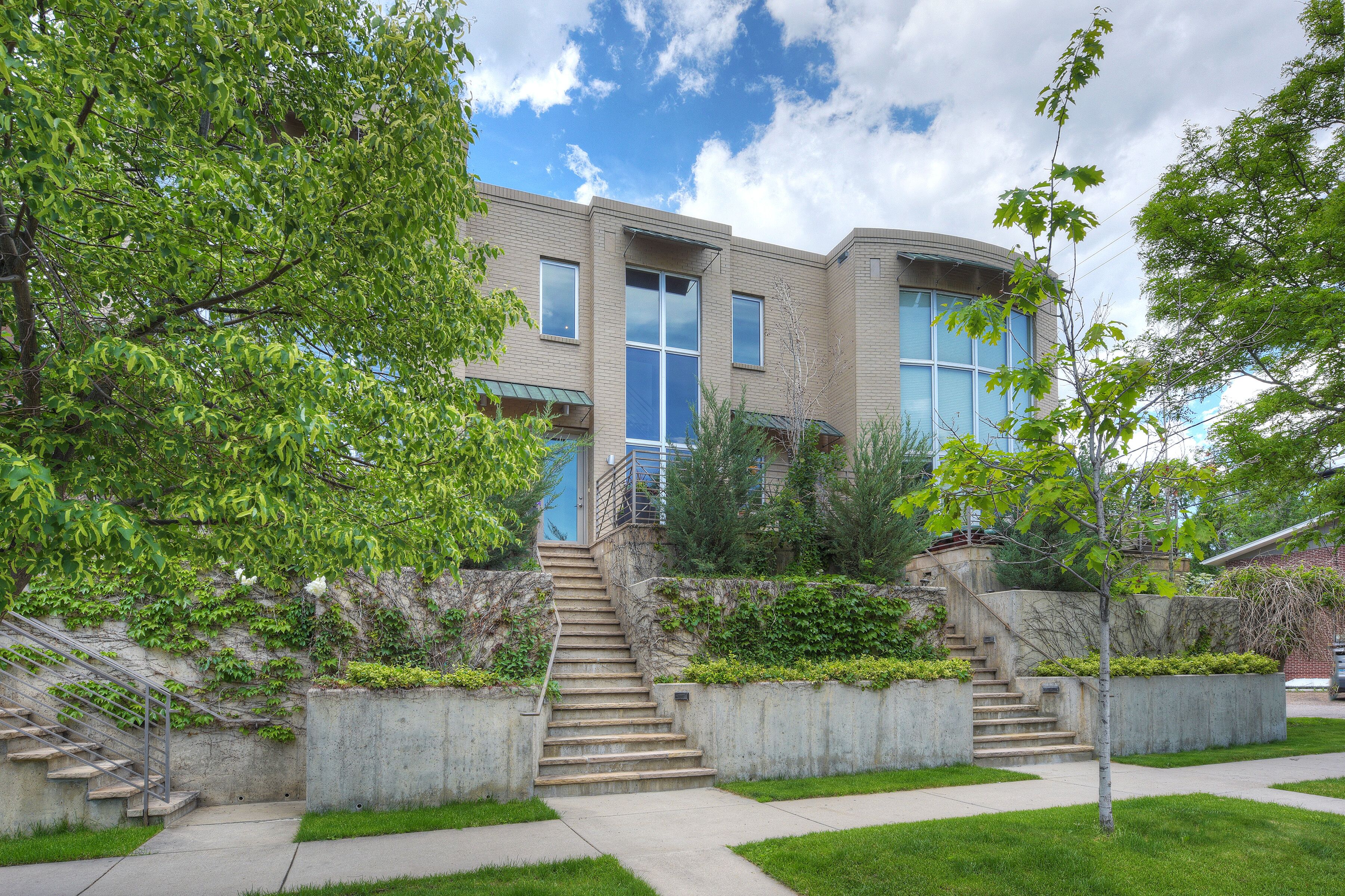 Beautiful Pearl Street Condo! Offering 10% discount for bookings 30 days or more