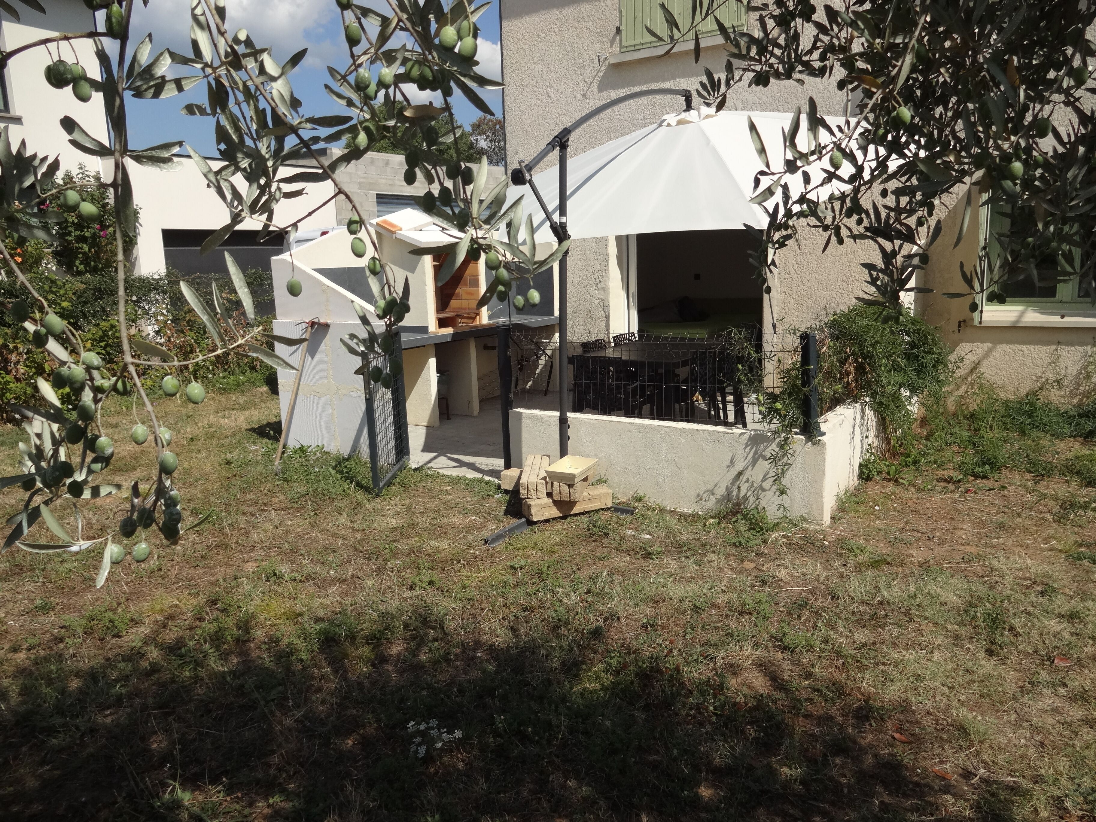 Ground floor apartment, terrace with BBQ, swimming pool.