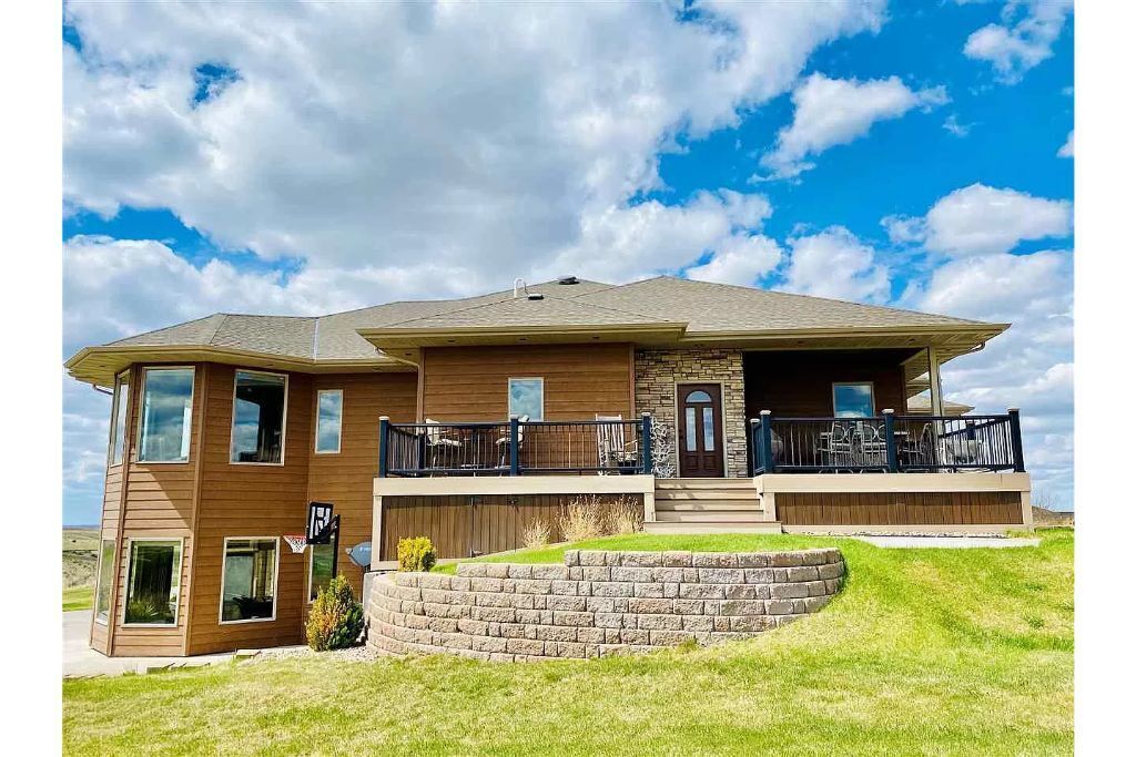  Large Bayside Golf Course home with Lake Views.