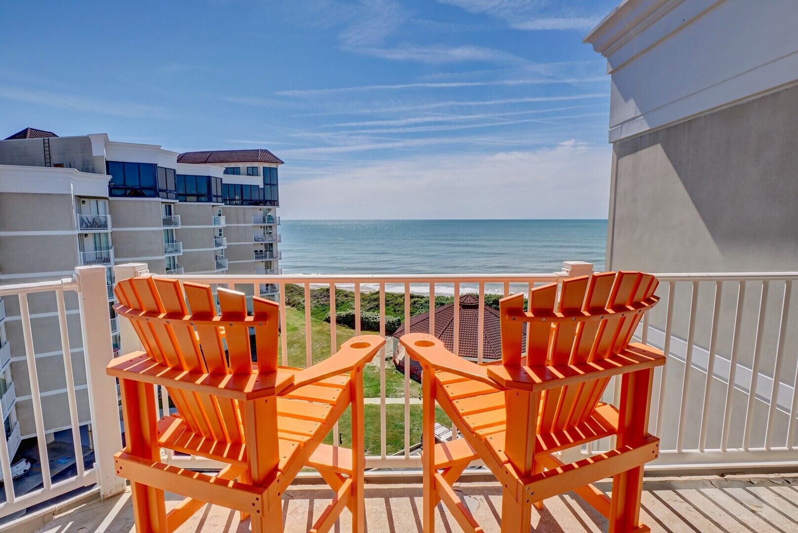 Top Floor 2 Bedroom Unit - Amazing views, beautiful interior updates