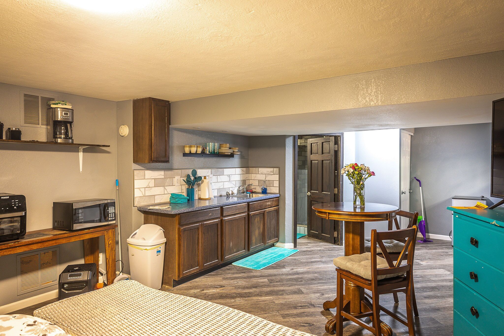 Huge king size suite w/private entrance shower, wifi, kitchen, Long Term avail