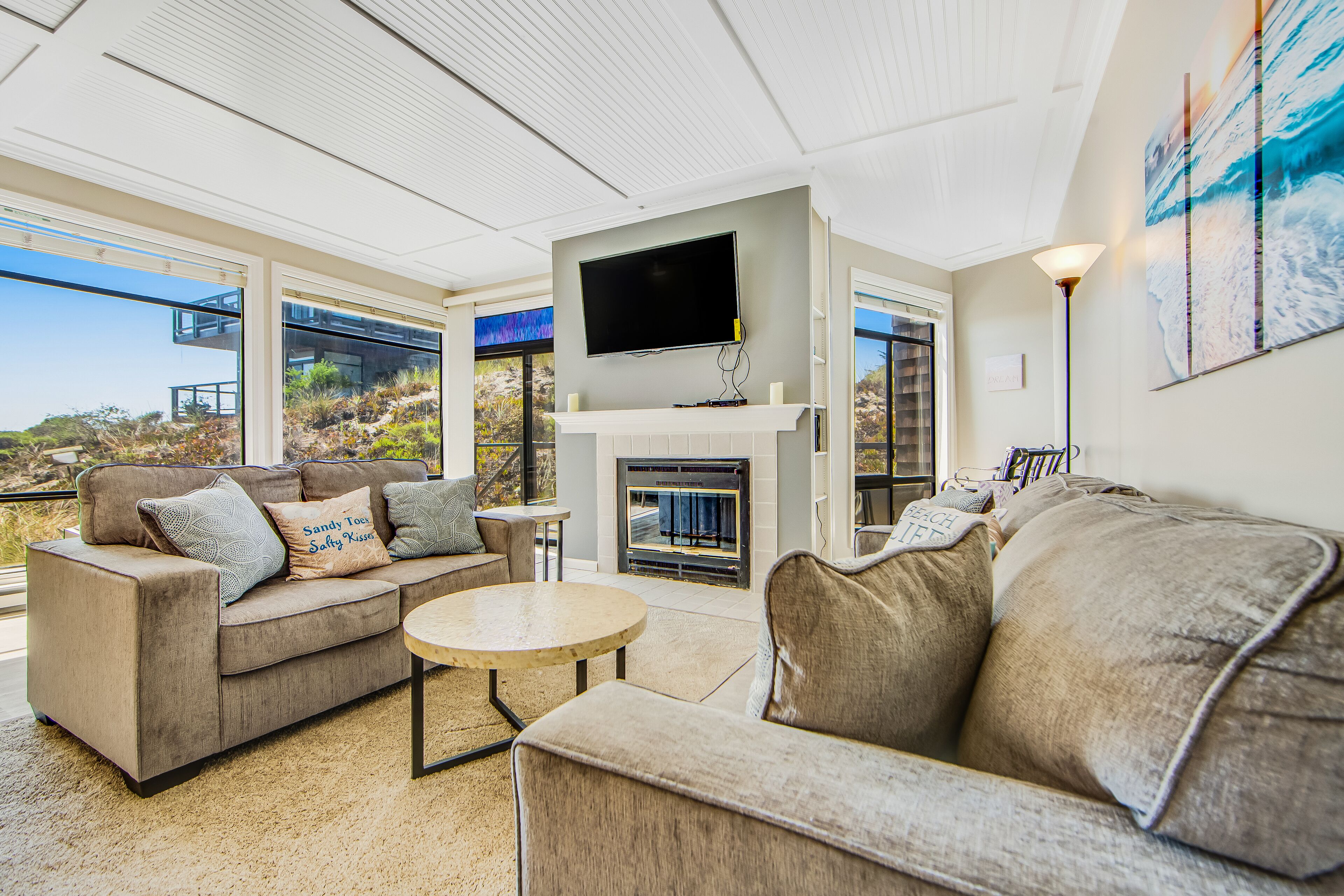 Stylish coastal gem with ocean views, easy beach access, fast WiFi & modern feel
