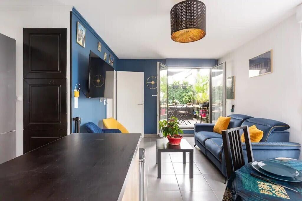 Apartment at the foot of the Tram station