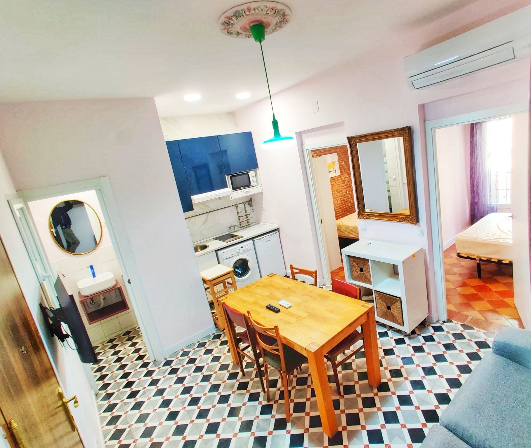 Renovated apartment 10 min from Atocha with AA and Wifi