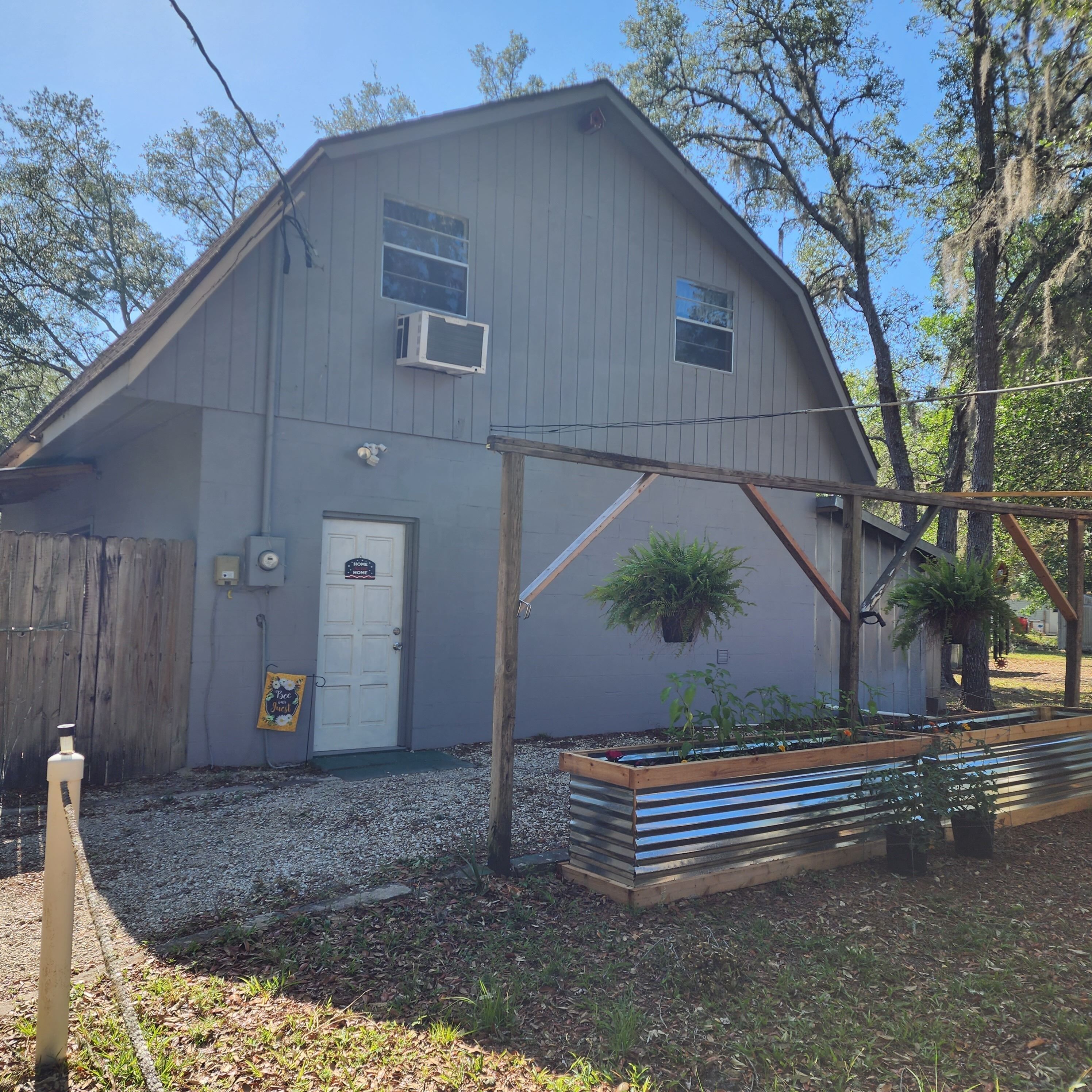 Hidden hideaway minutes to boat ramps, restaurants and beach