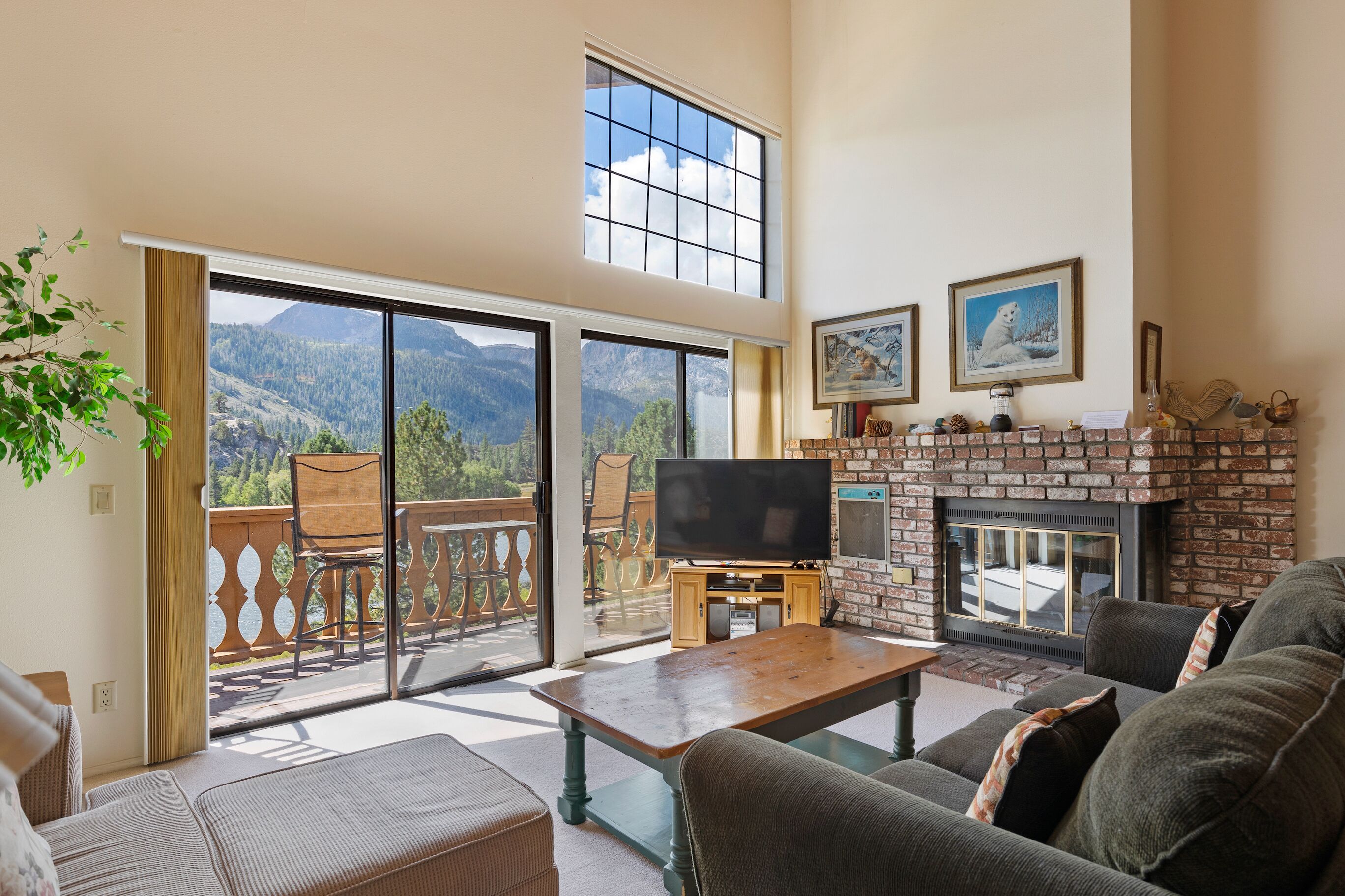 Interlaken 38, rustic condo with views for days