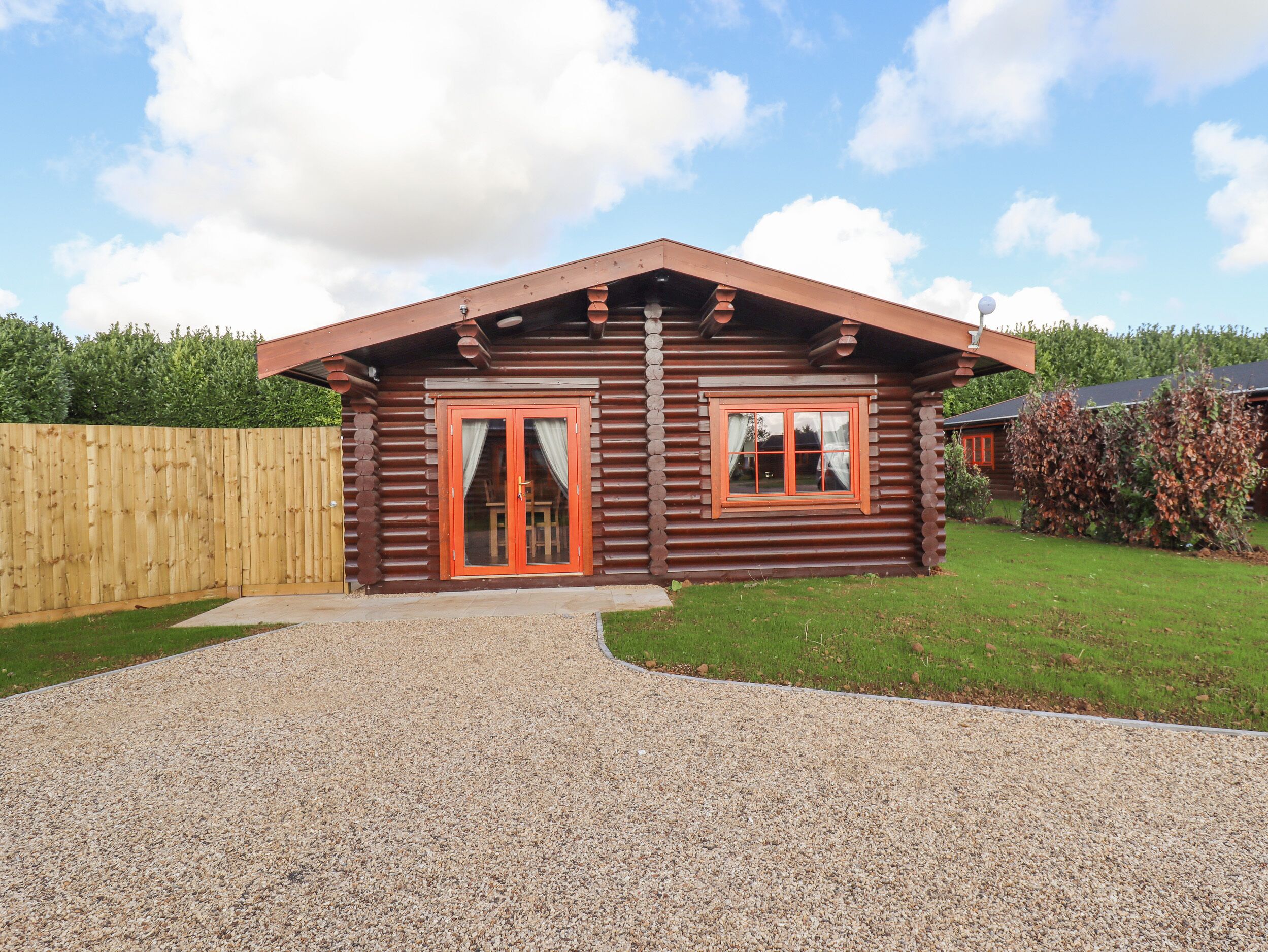 MAPLE LODGE, family friendly, with pool in Greetham, Rutland