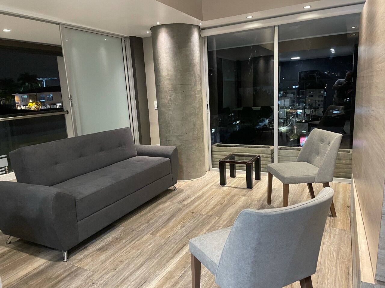 Central location, close to mall, restaurants, bars, markets & safe location.