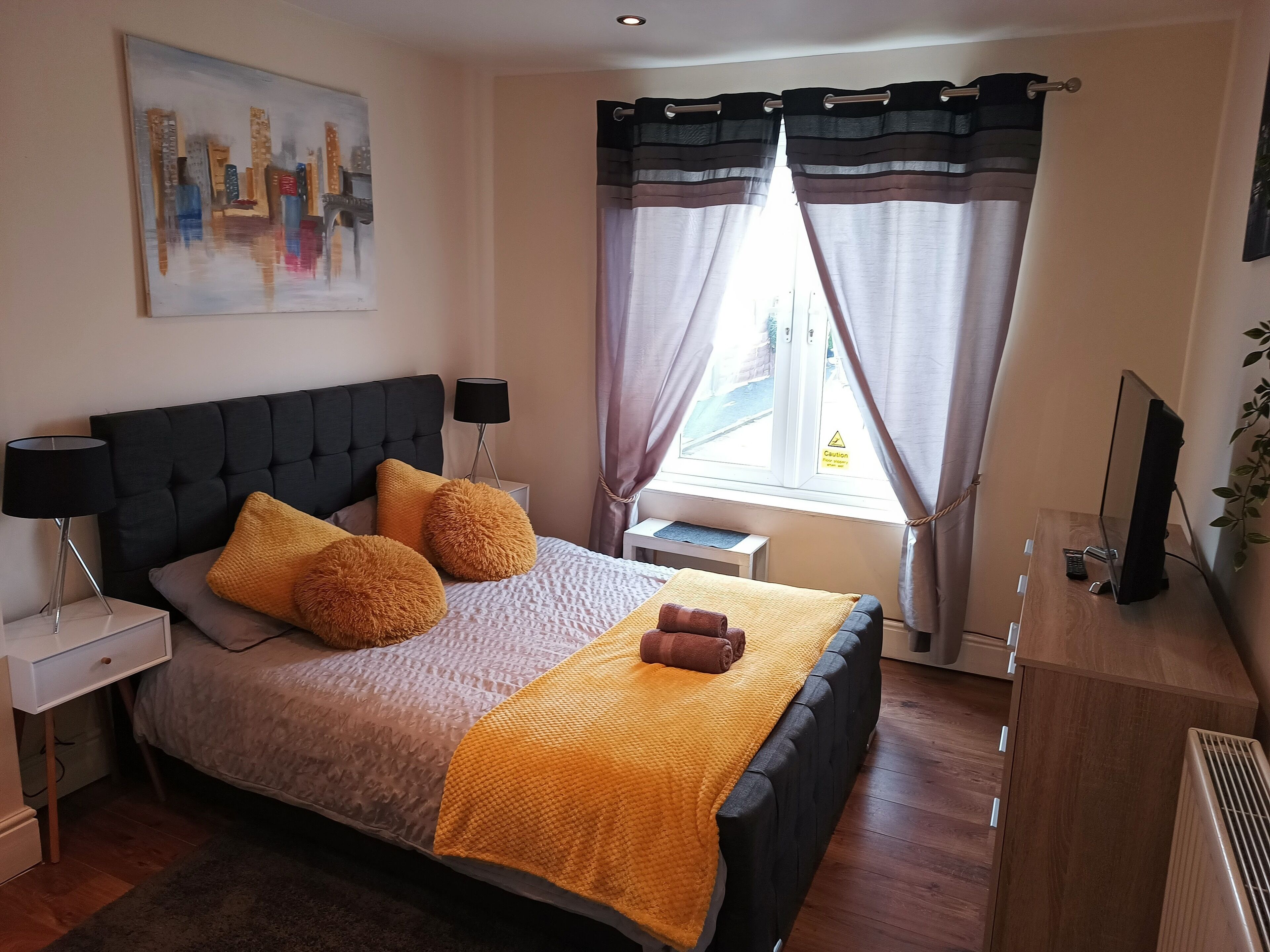 Roman Bank Apartment with Spa bath and Mermaid's teepee 