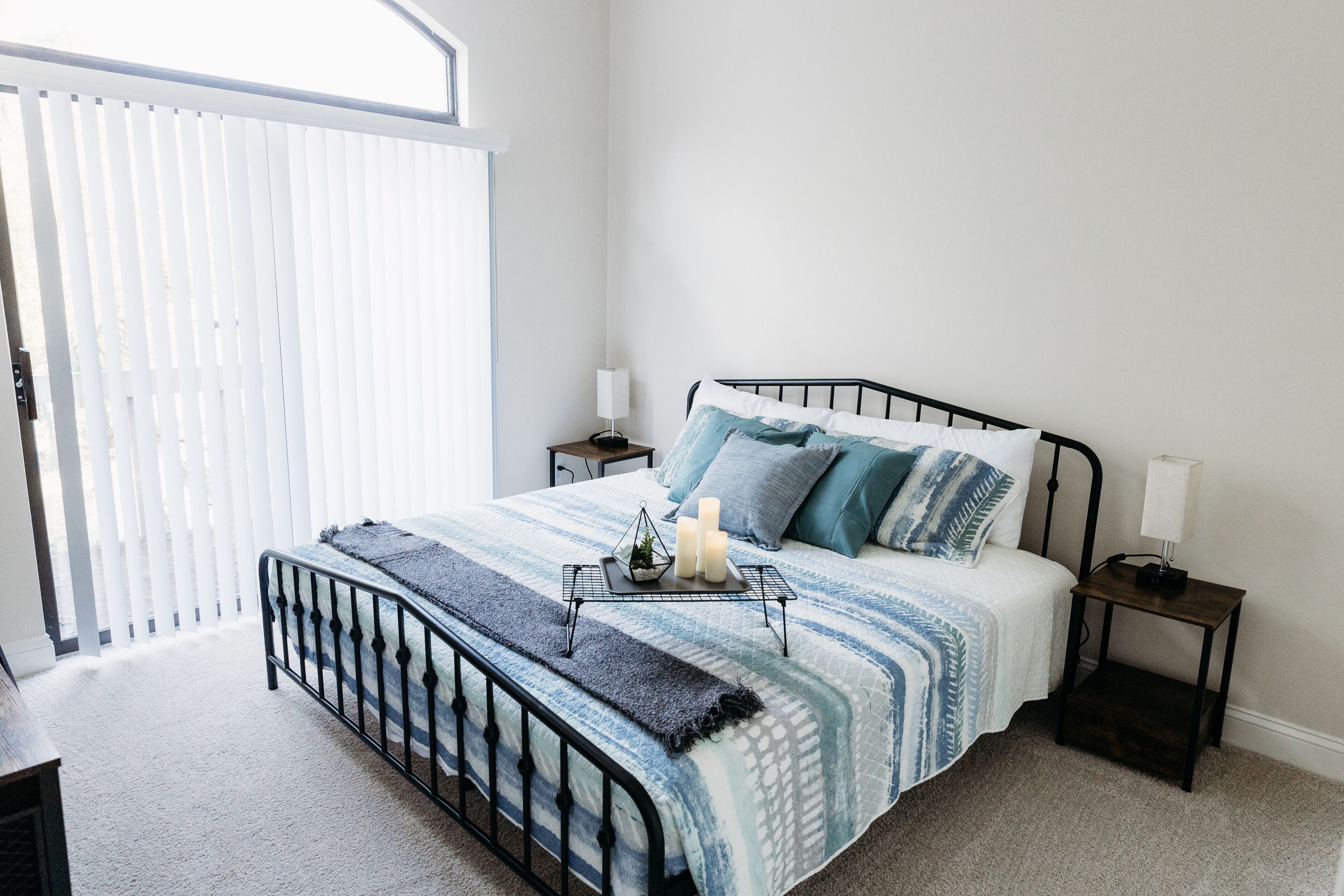 Private and Quiet Bright Space King bed Gym/Pool/Hot tub