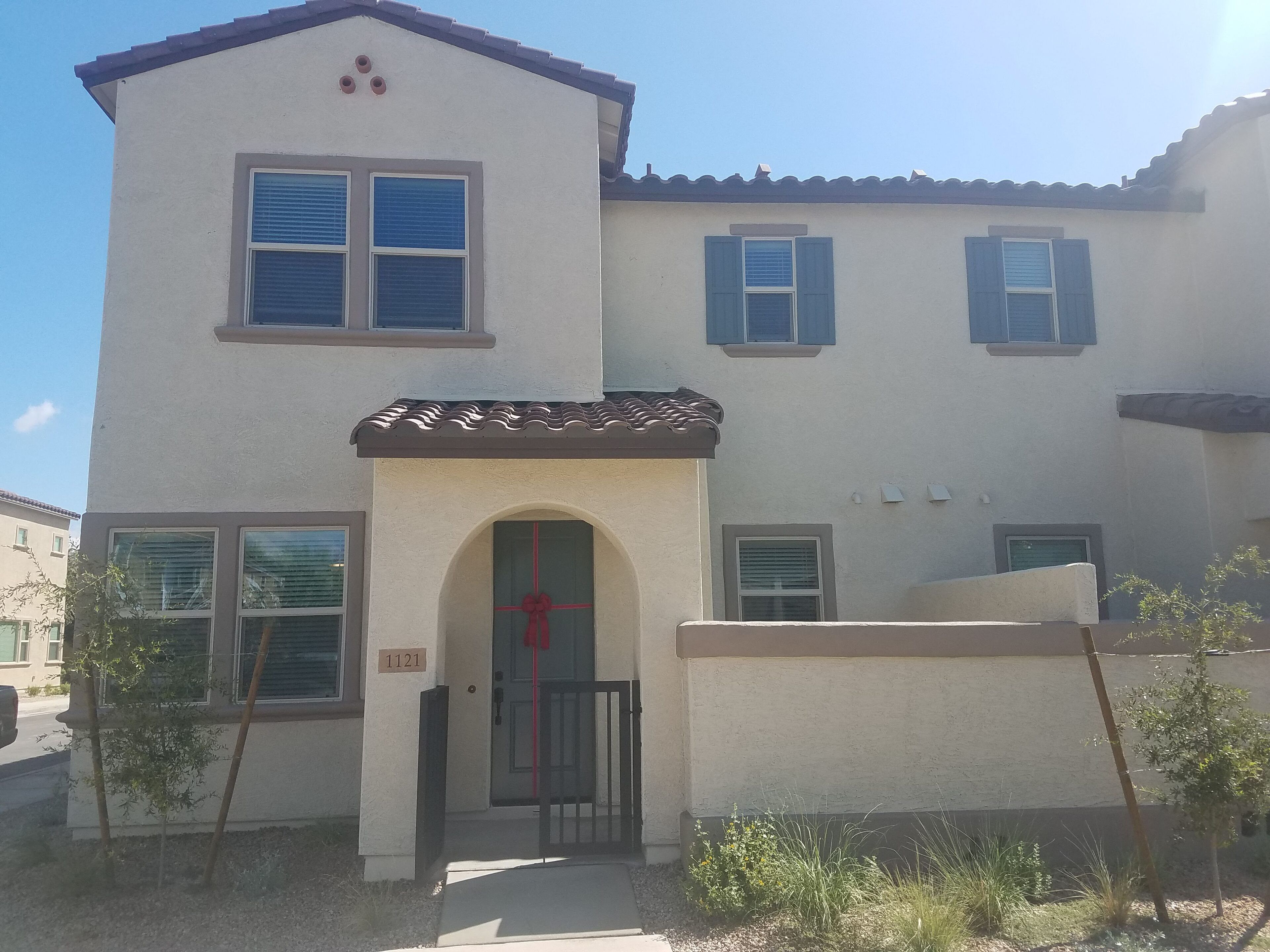 3Bed/3Bath GATED community CONDO w/ POOL,JACUZZI,FITNESS CENTER