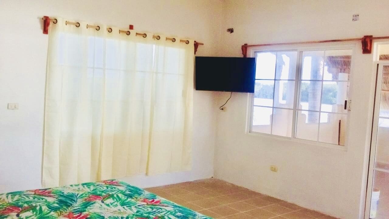 Private studio 5 minutes from the beach by car, facing the river, pet friendly