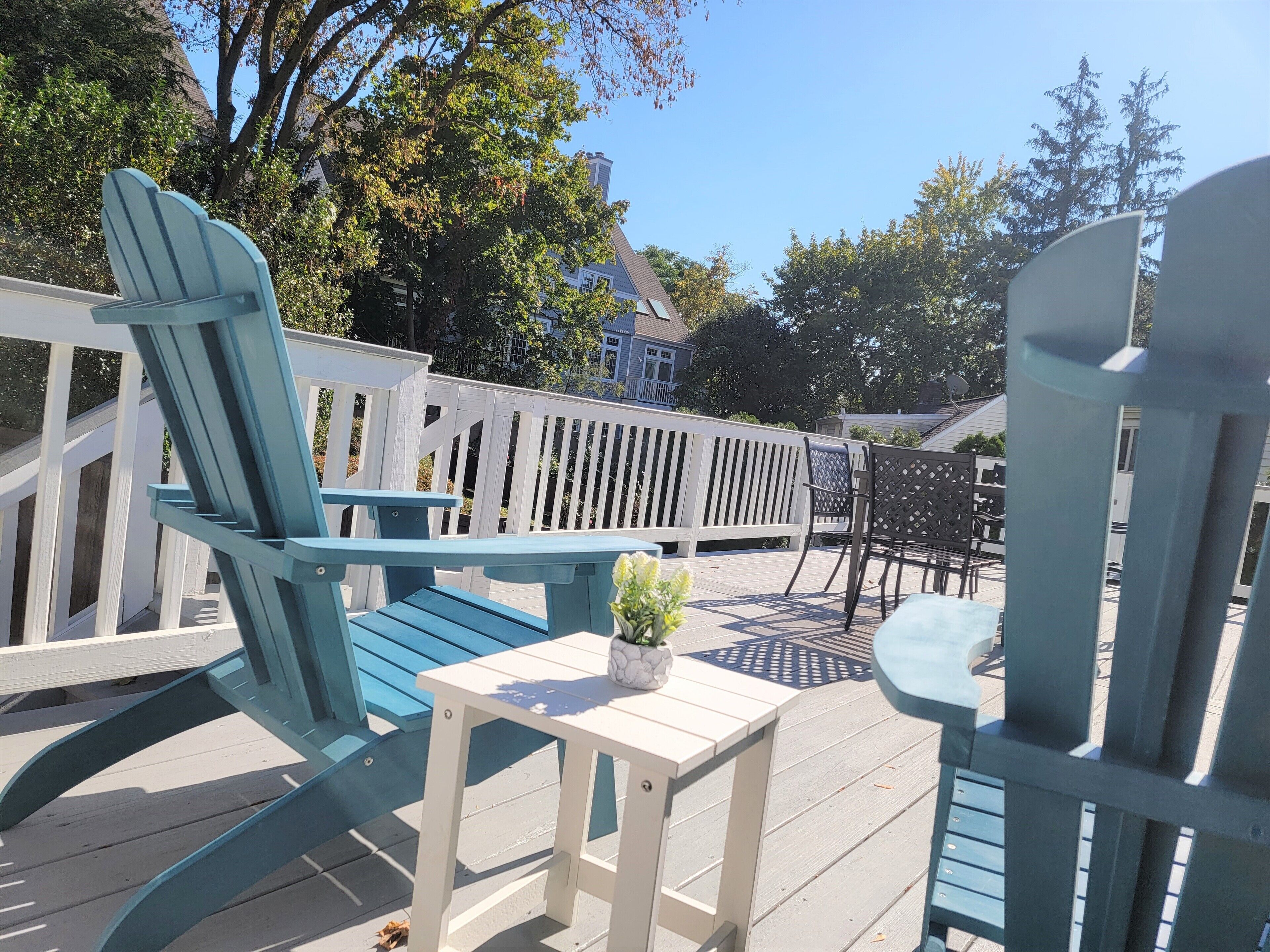 Beautiful 2nd floor apt. Walk to town, train, & beach ferry!