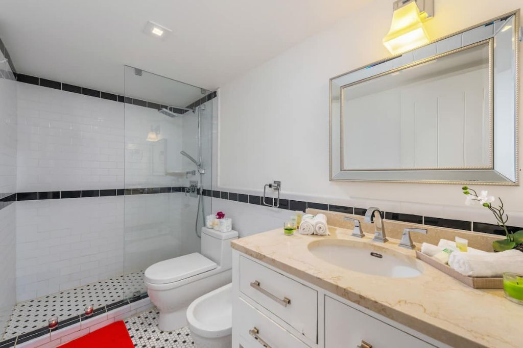 Lovely 2 BR(sleeps 8) on Ocean Drive
