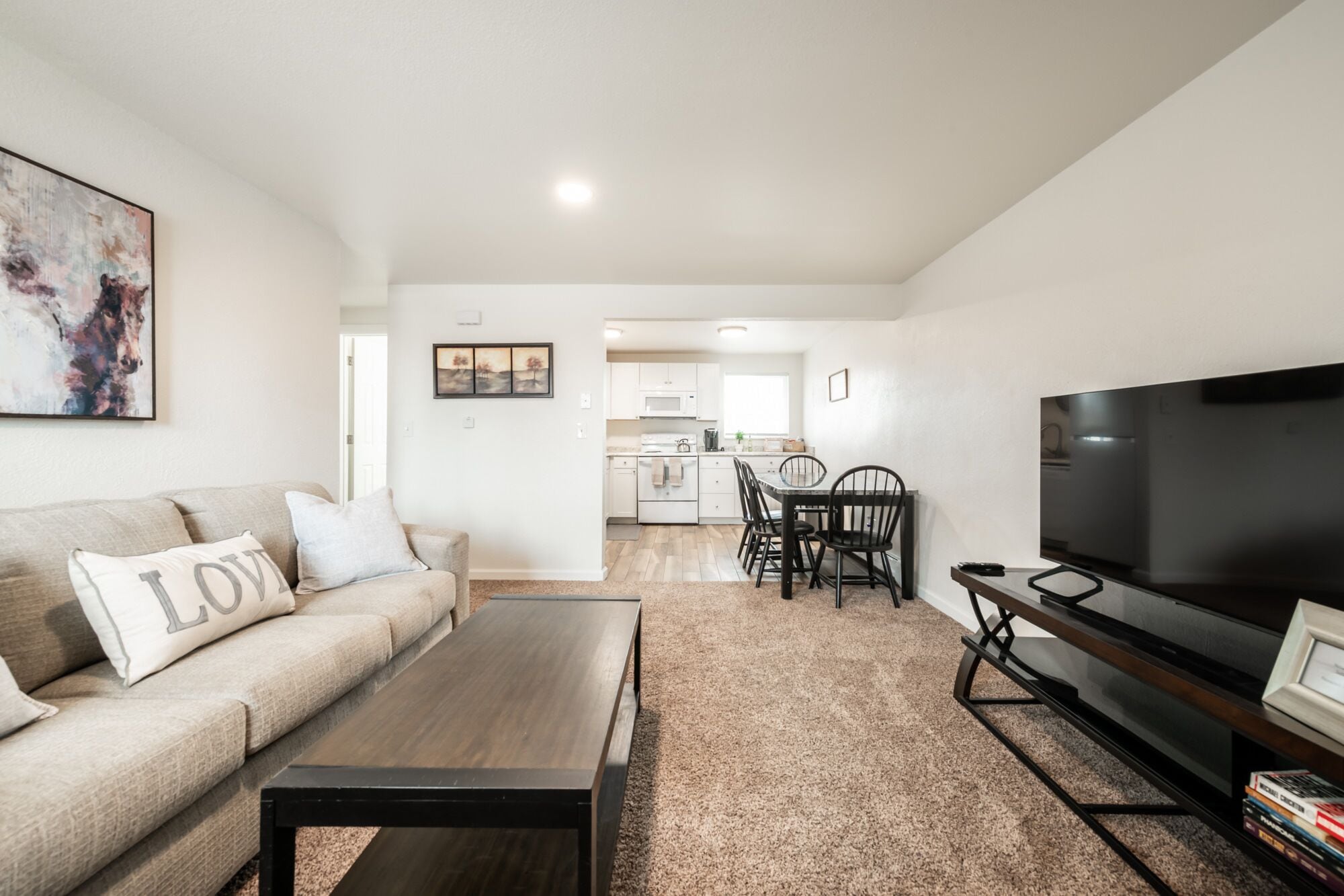 ◆ Sensational Apartment! 2 Bed 1 Bath - Sleeps 4 ◆