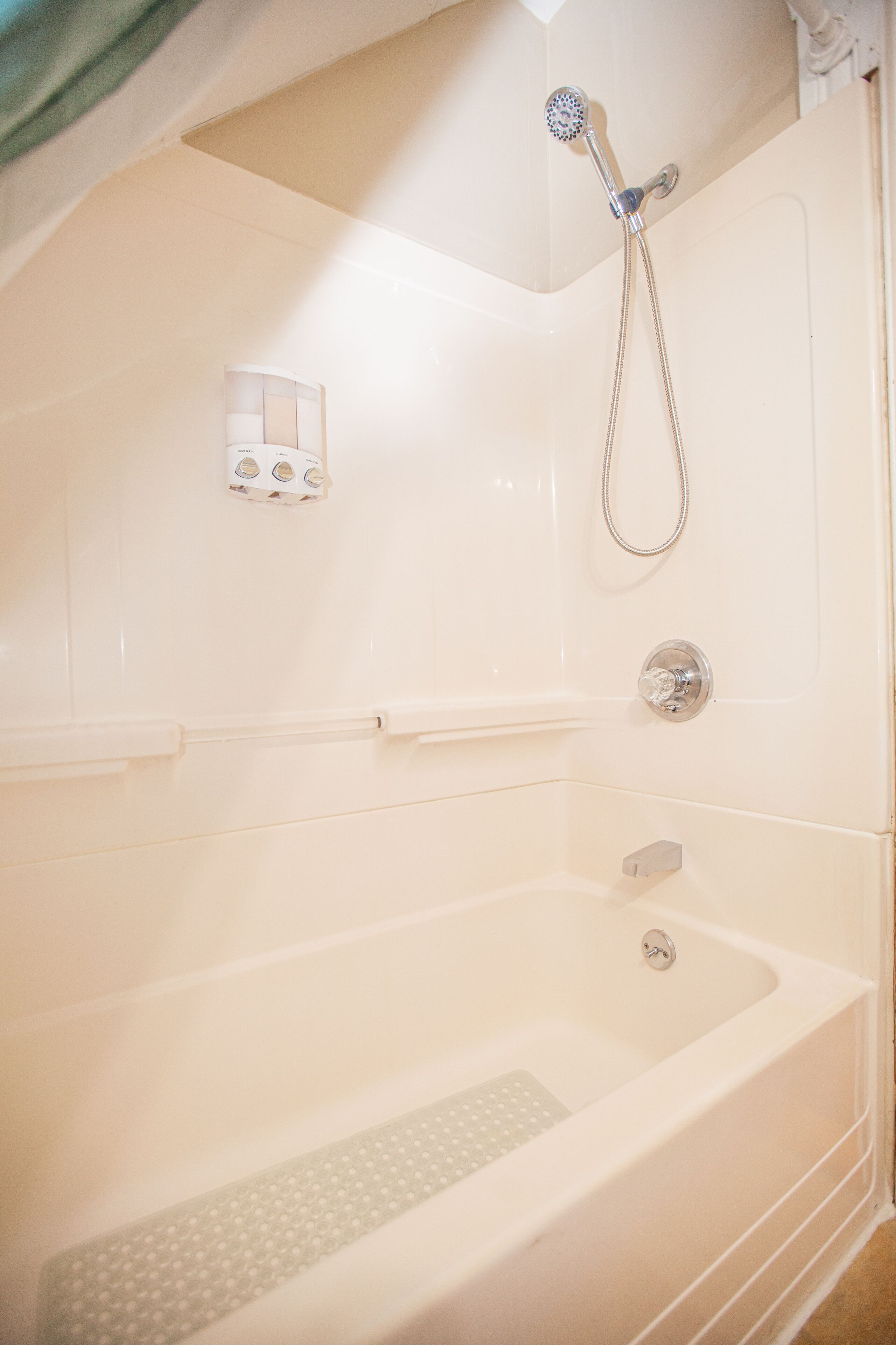Luxury King Suite in Waterbury.  3 Bedroom. Essentials Close-By,