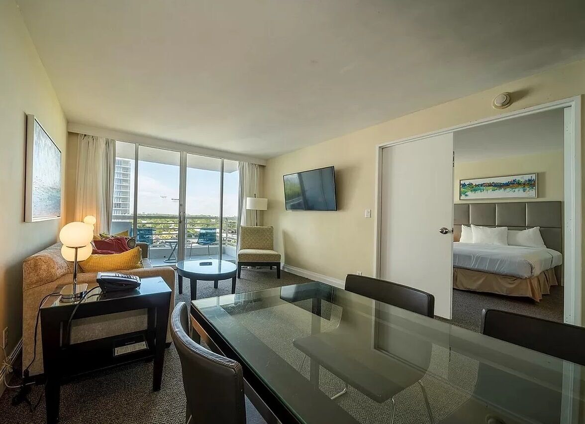 Prime intracoastal - close to beaches and shopping!