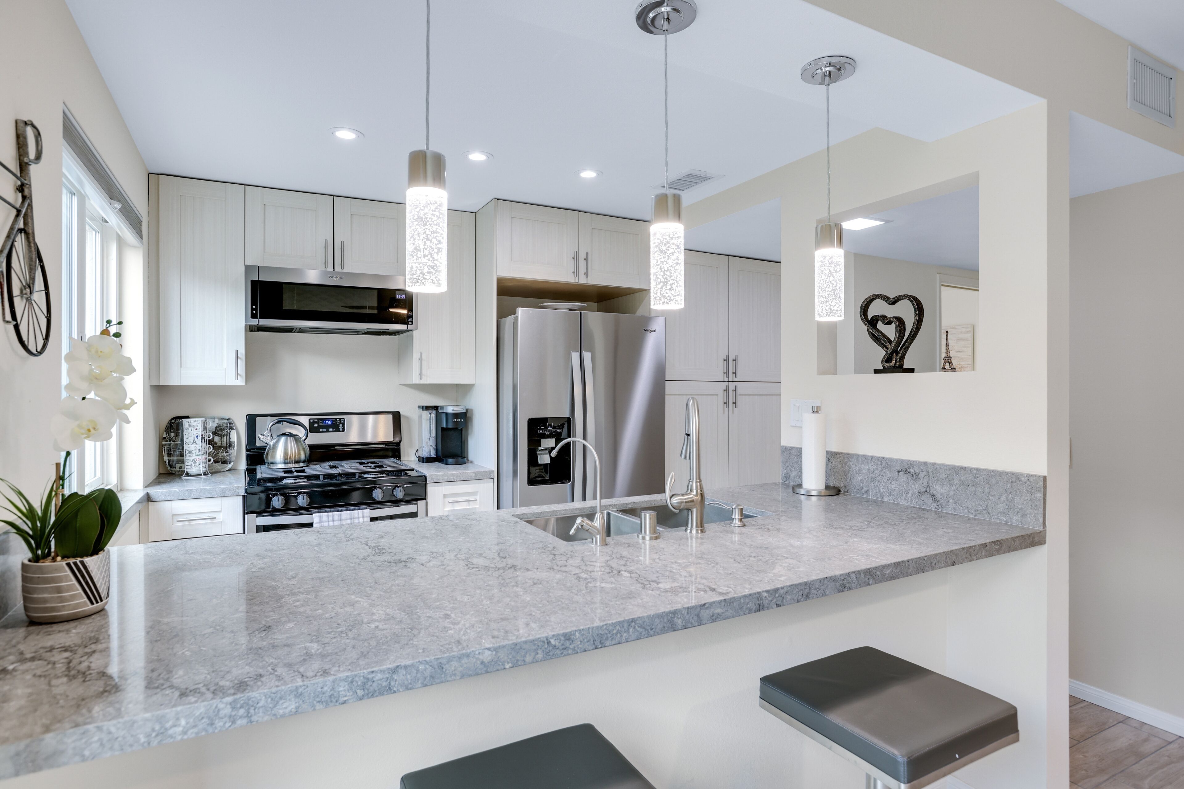 Downtown Palm Springs Luxury Remodeled Condo. Pool/Hot Tub/Close to Casino.