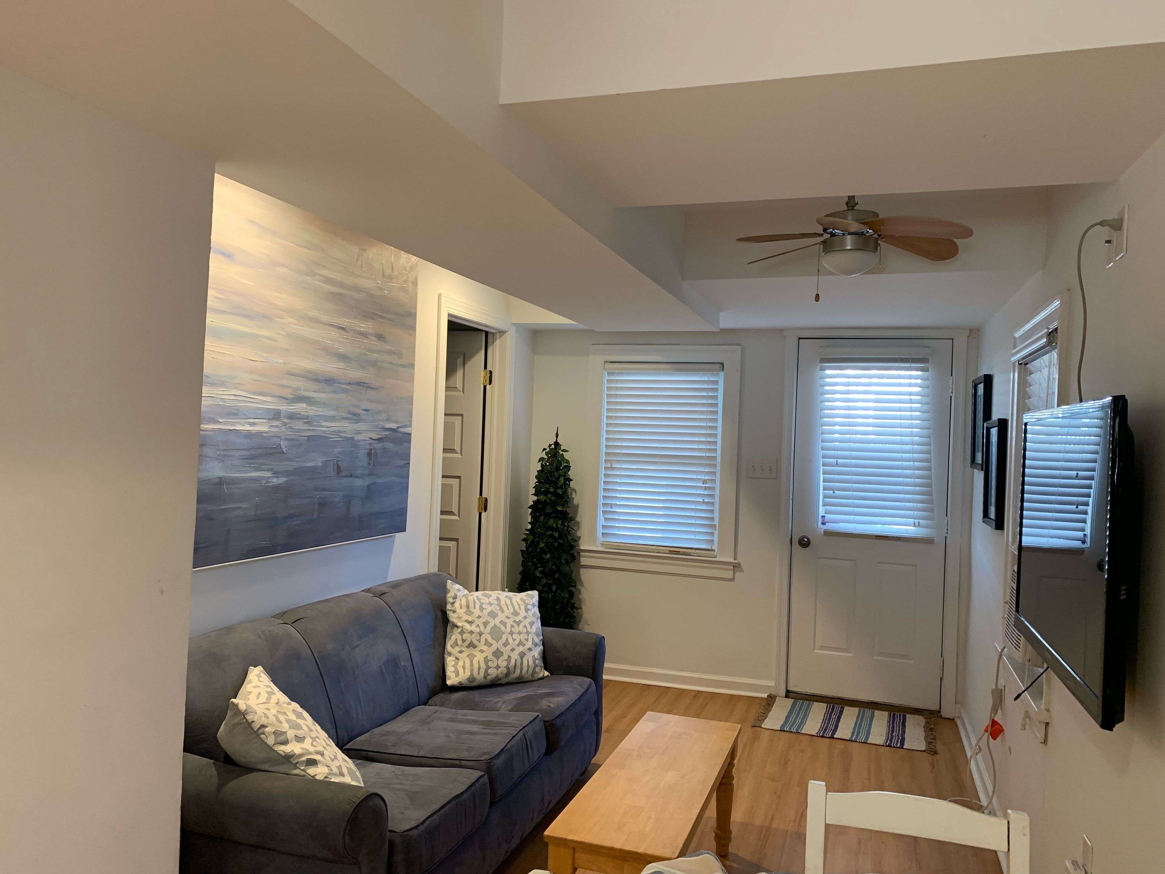 Beachblock North end cozy 2BR 1st floor apartment with parking & beach tags.