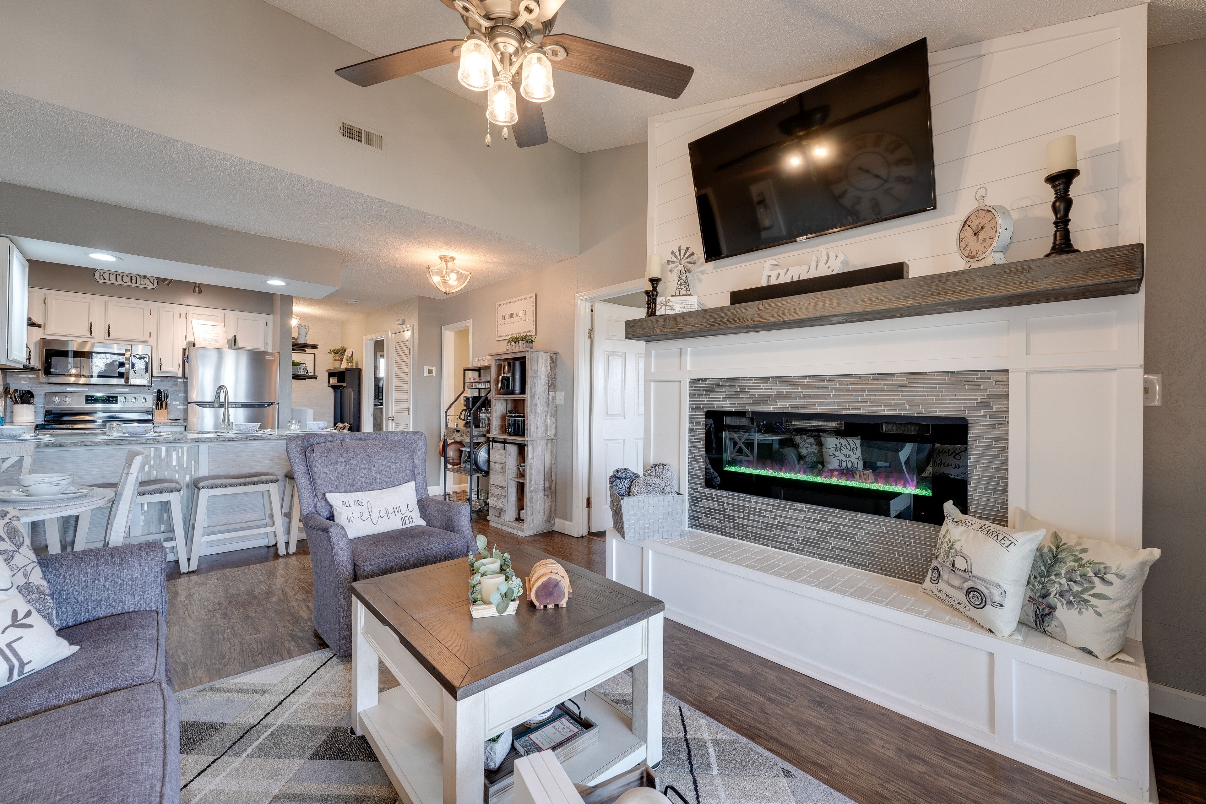 Modern Chic Home ~ 1 Mi to Silver Dollar City!