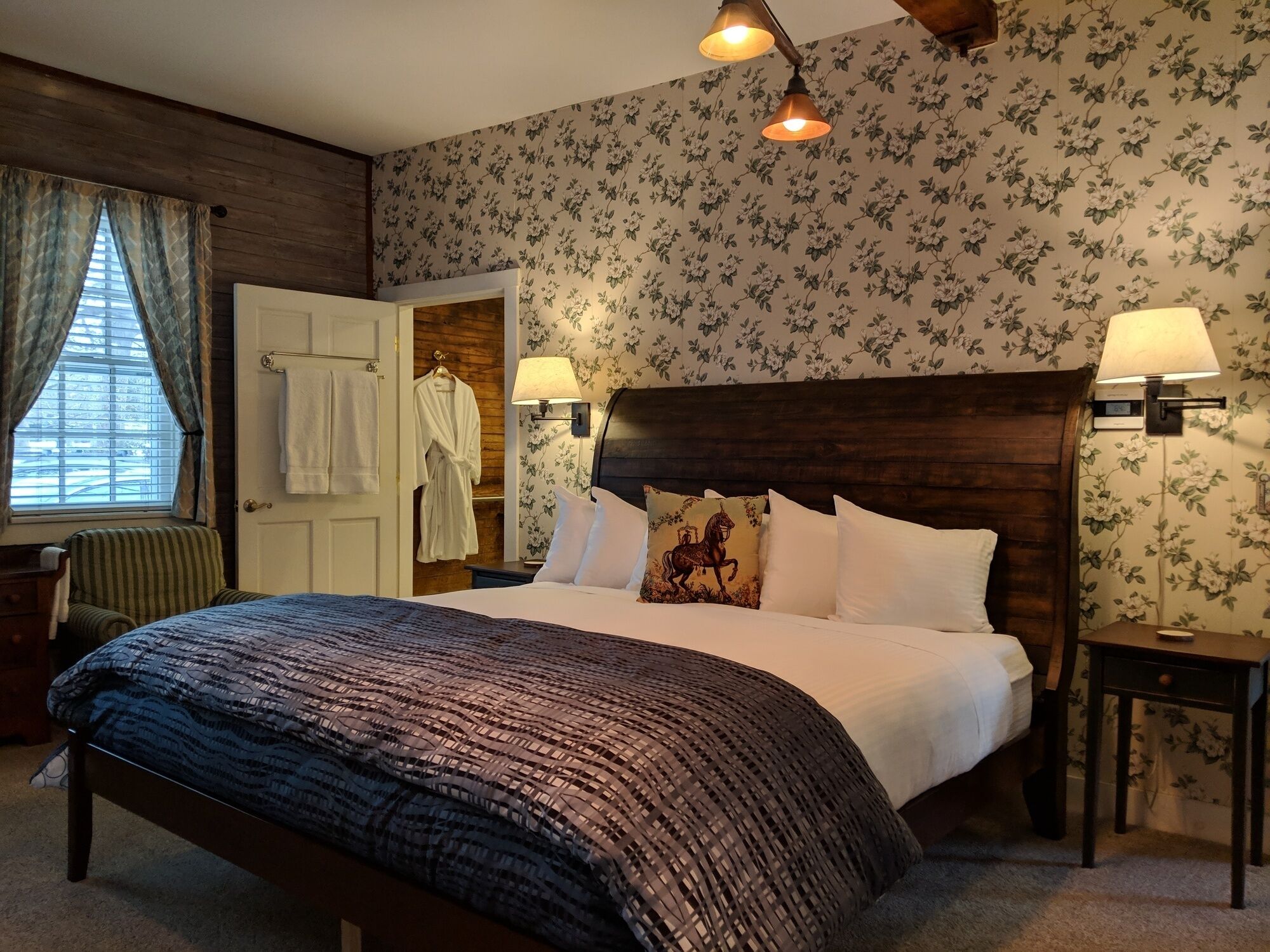 A spacious Ground-level King/King 2-room Suite B&B in Downtown Shelburne - Delicious Breakfasts! BAR