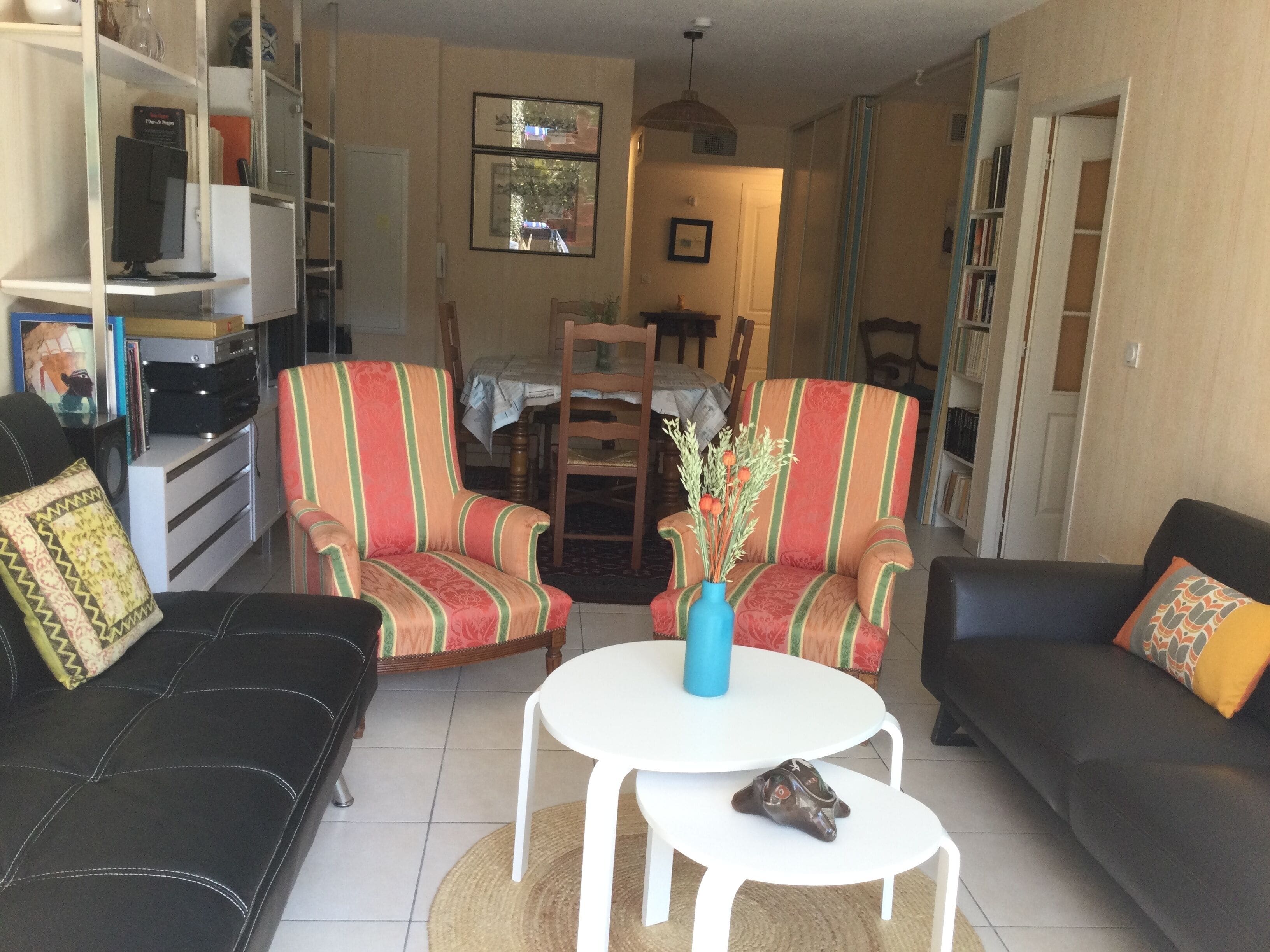 Large quiet air-conditioned apartment with garden, 12 minutes walk from the beach.
