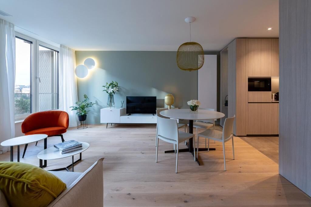 Design serviced 2 bedrooms apartment fully equipped