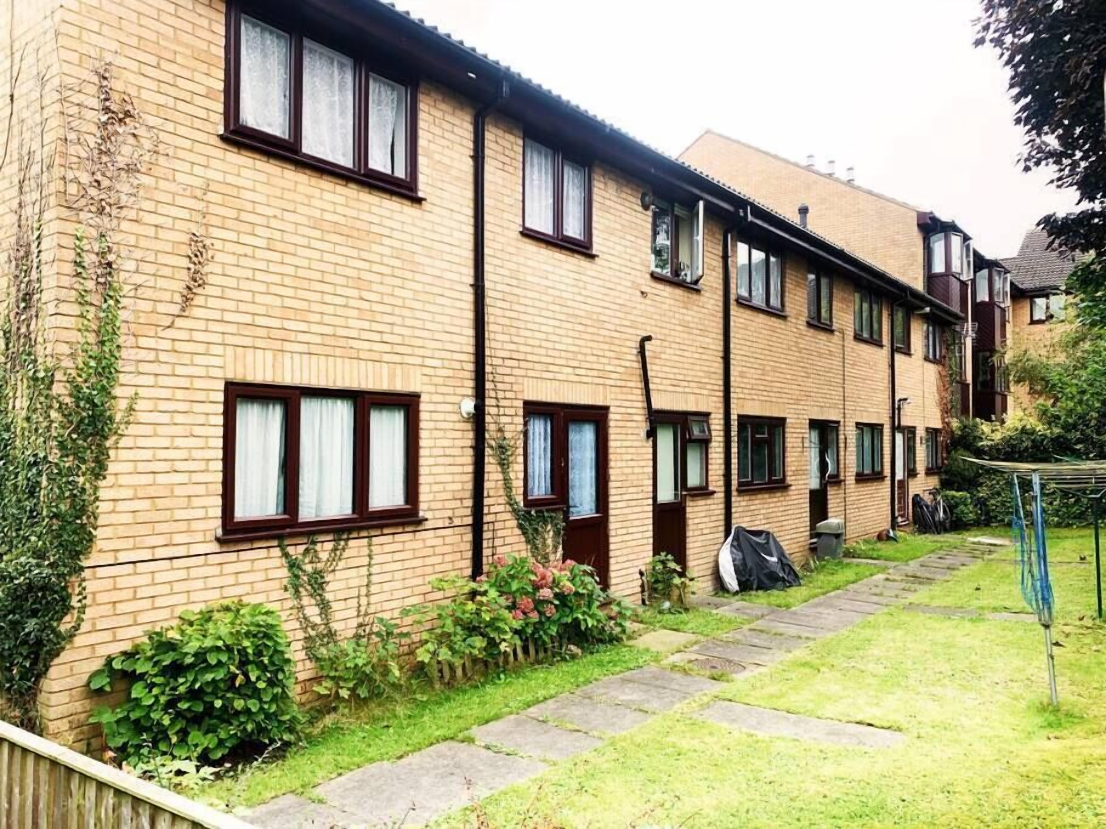 Beautiful 2bed apartment - transport & parking AVL