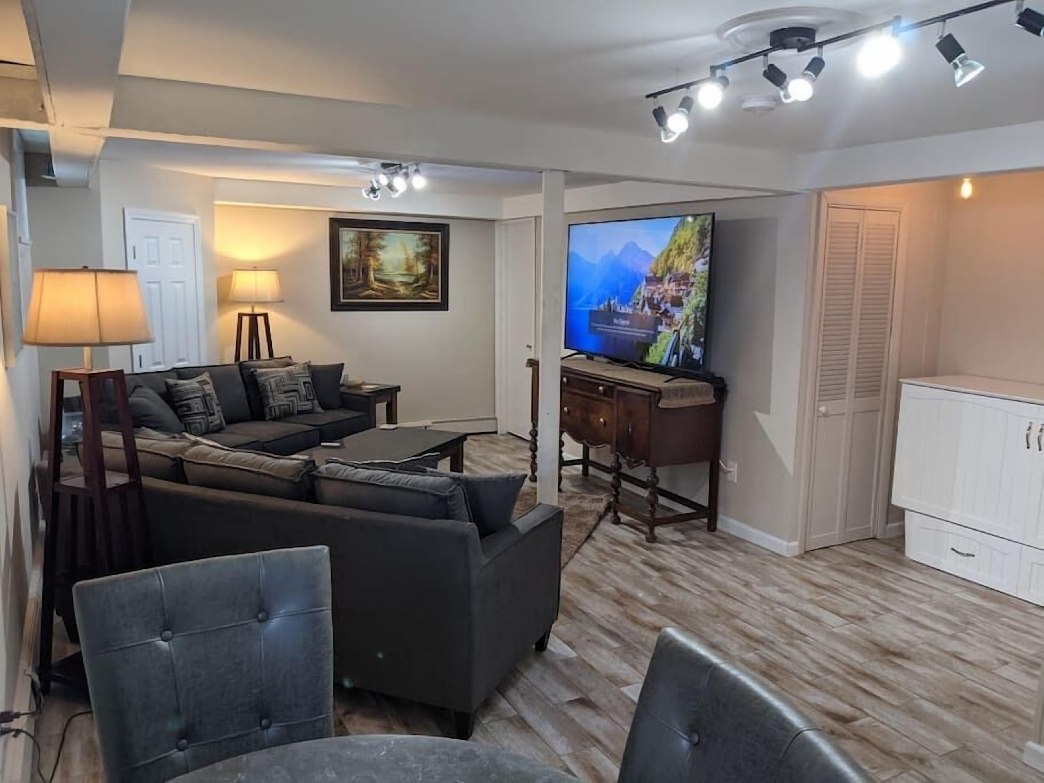 Comfort Suite - HUGE fenced yard. 40 min NYC