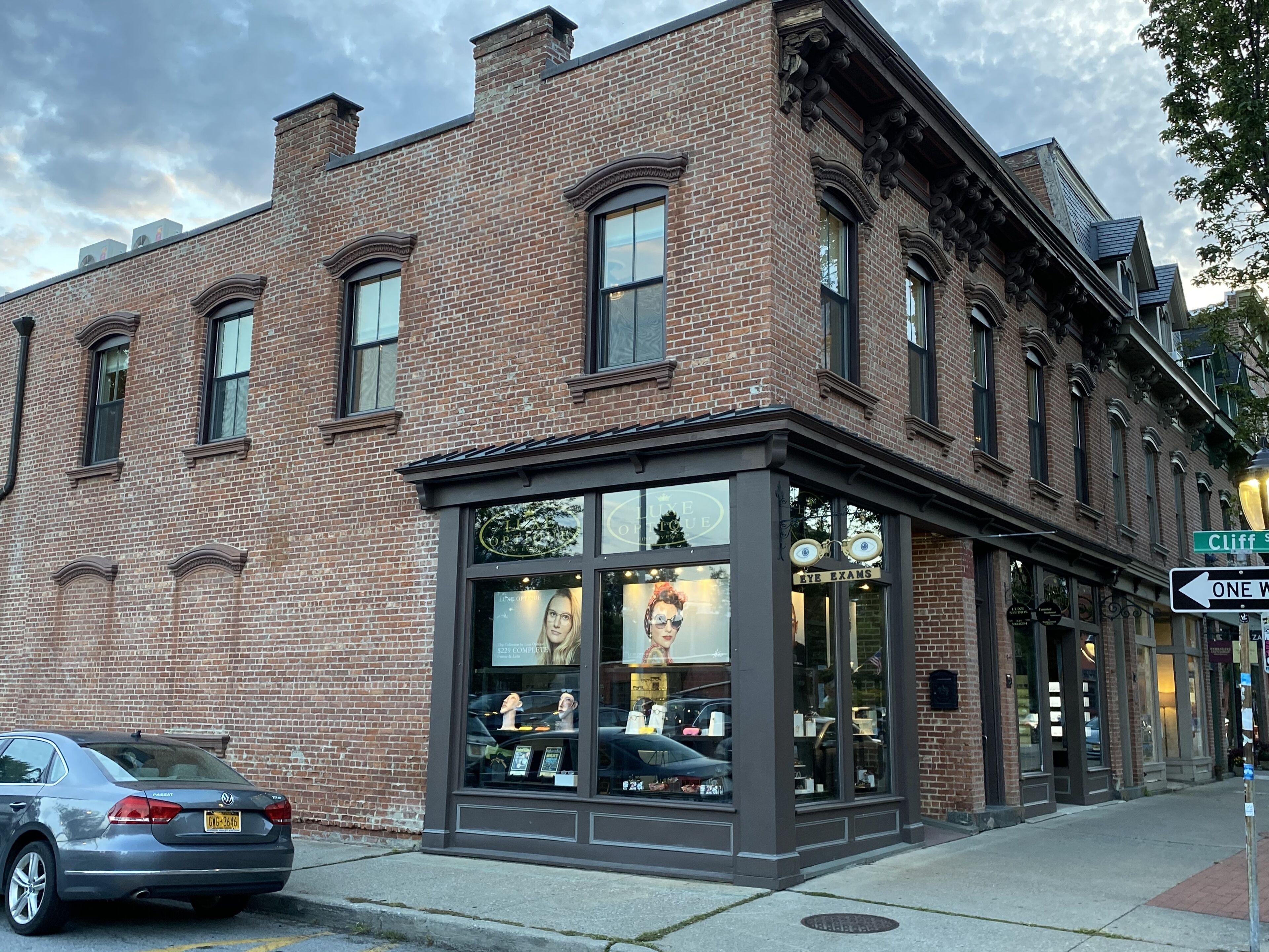 Luxe Studio #3 on Main Street- Amazing Steam Shower! Washer/Dryer, Kitchen
