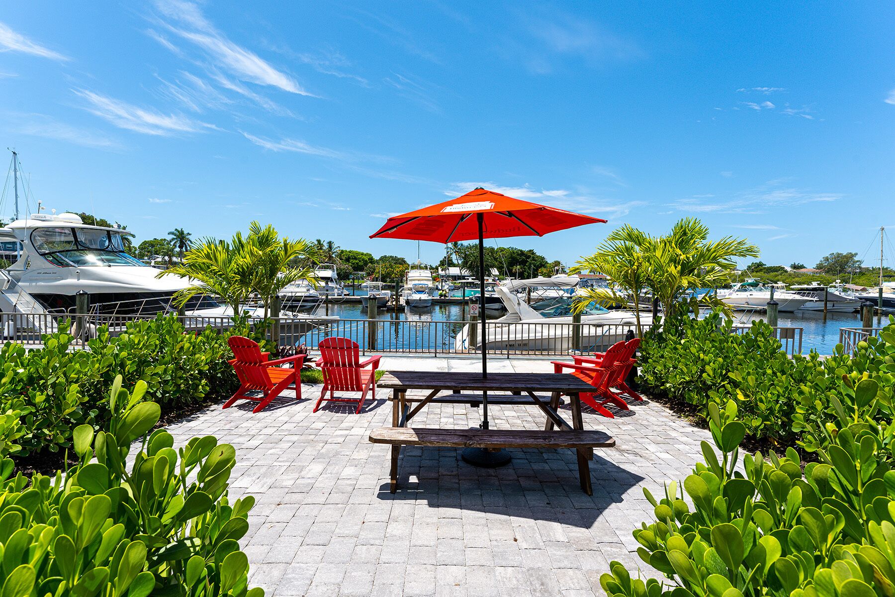 Waterfront Unit, Heated Pool, 70" TV, Tiki Bar & Grill, On The Marina!