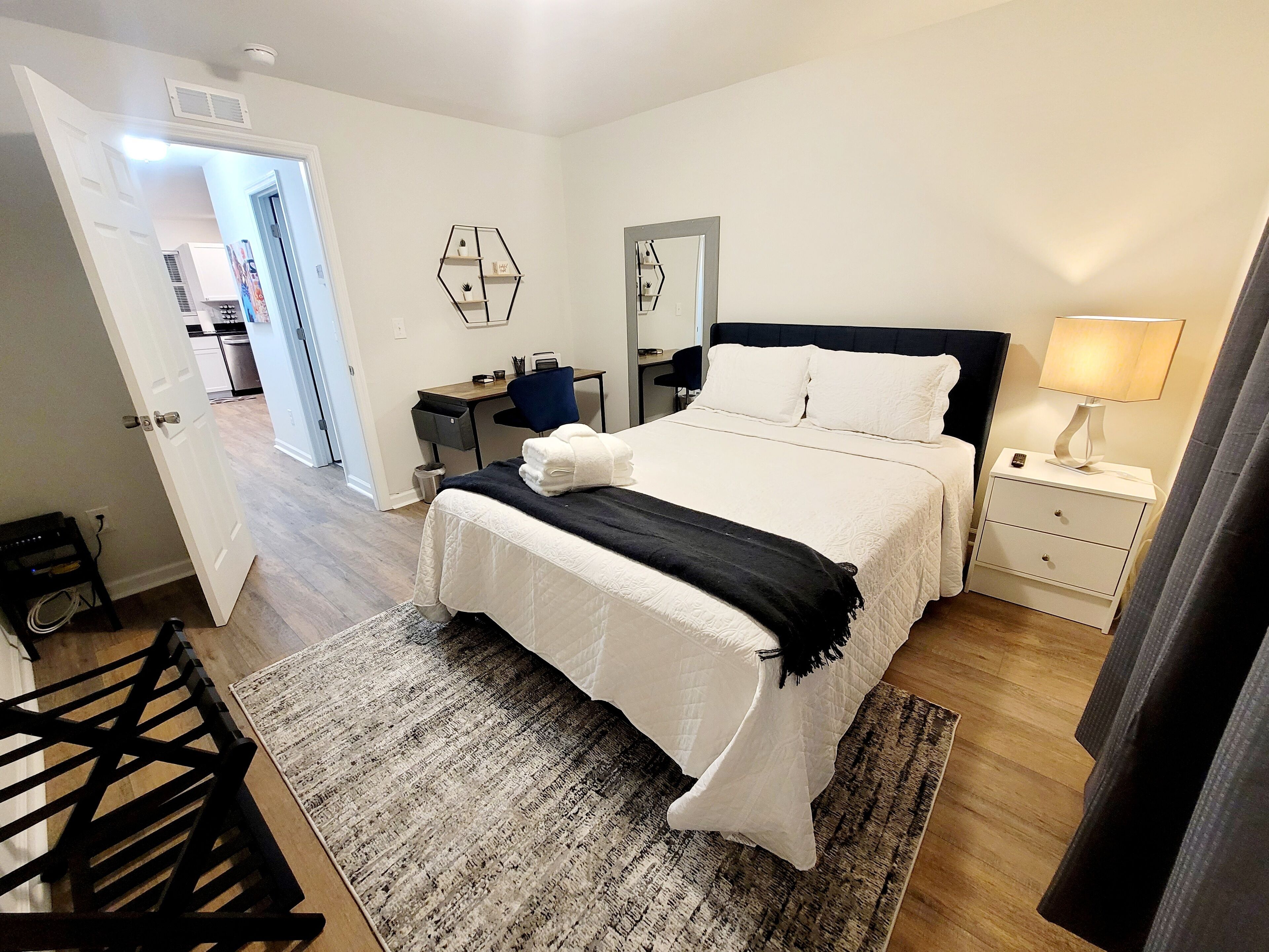 Midtown Studio Quiet Cozy and Clean w/ parking Washer/Dryer,  deals 30days+