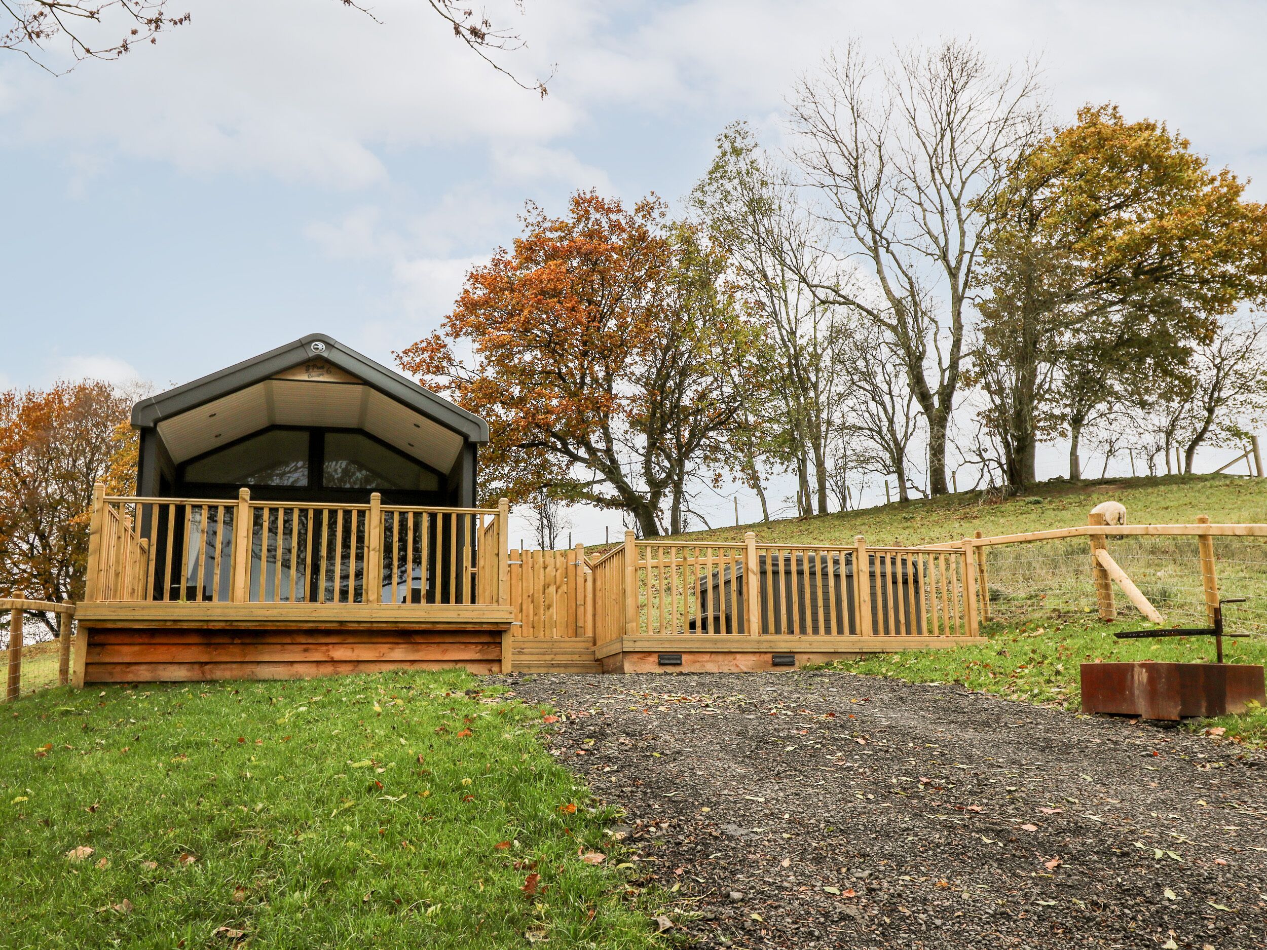 HILLSIDE LODGE, with hot tub in Rhayader