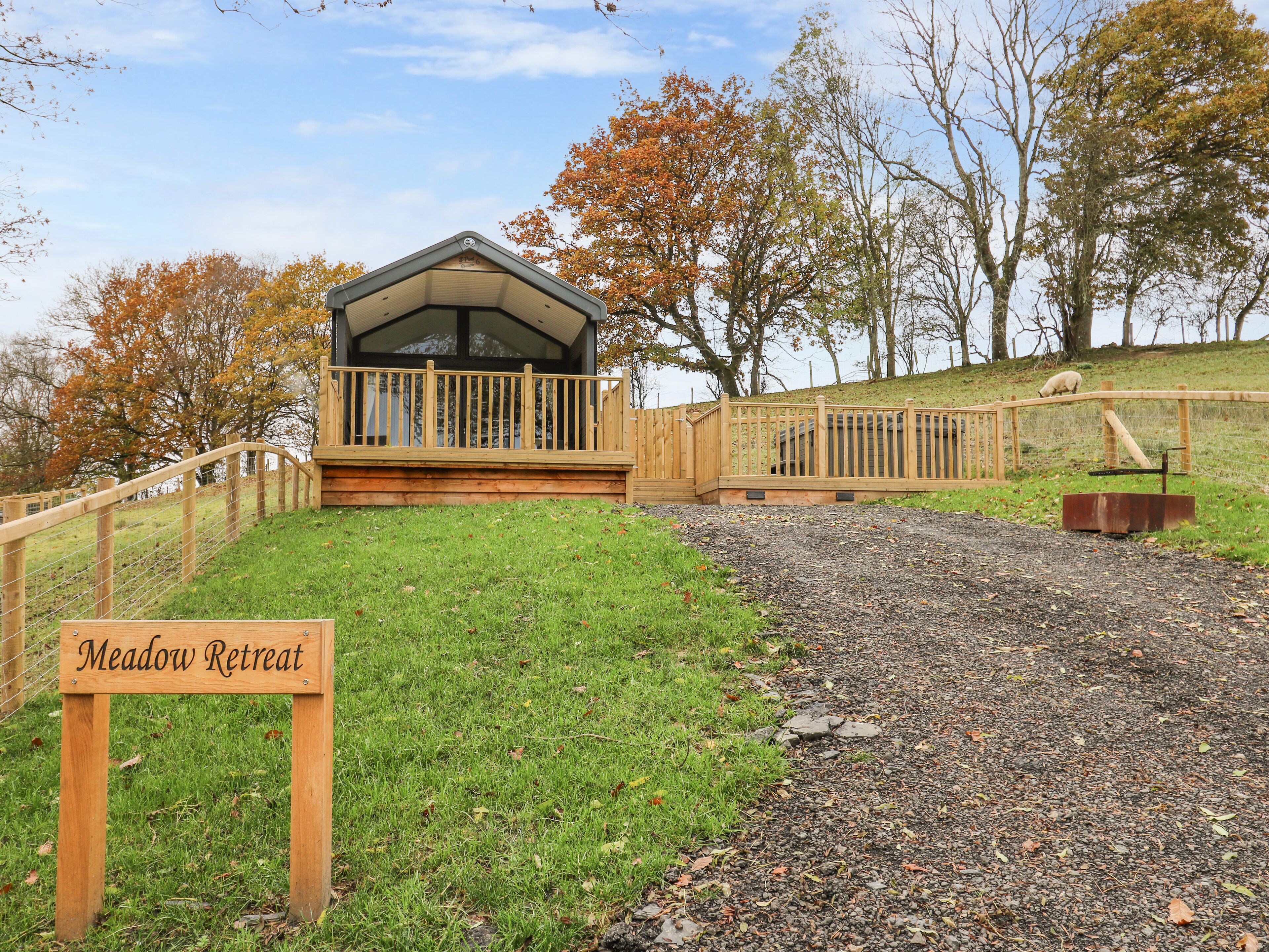 MEADOW RETREAT, character holiday cottage, with hot tub in Rhayader