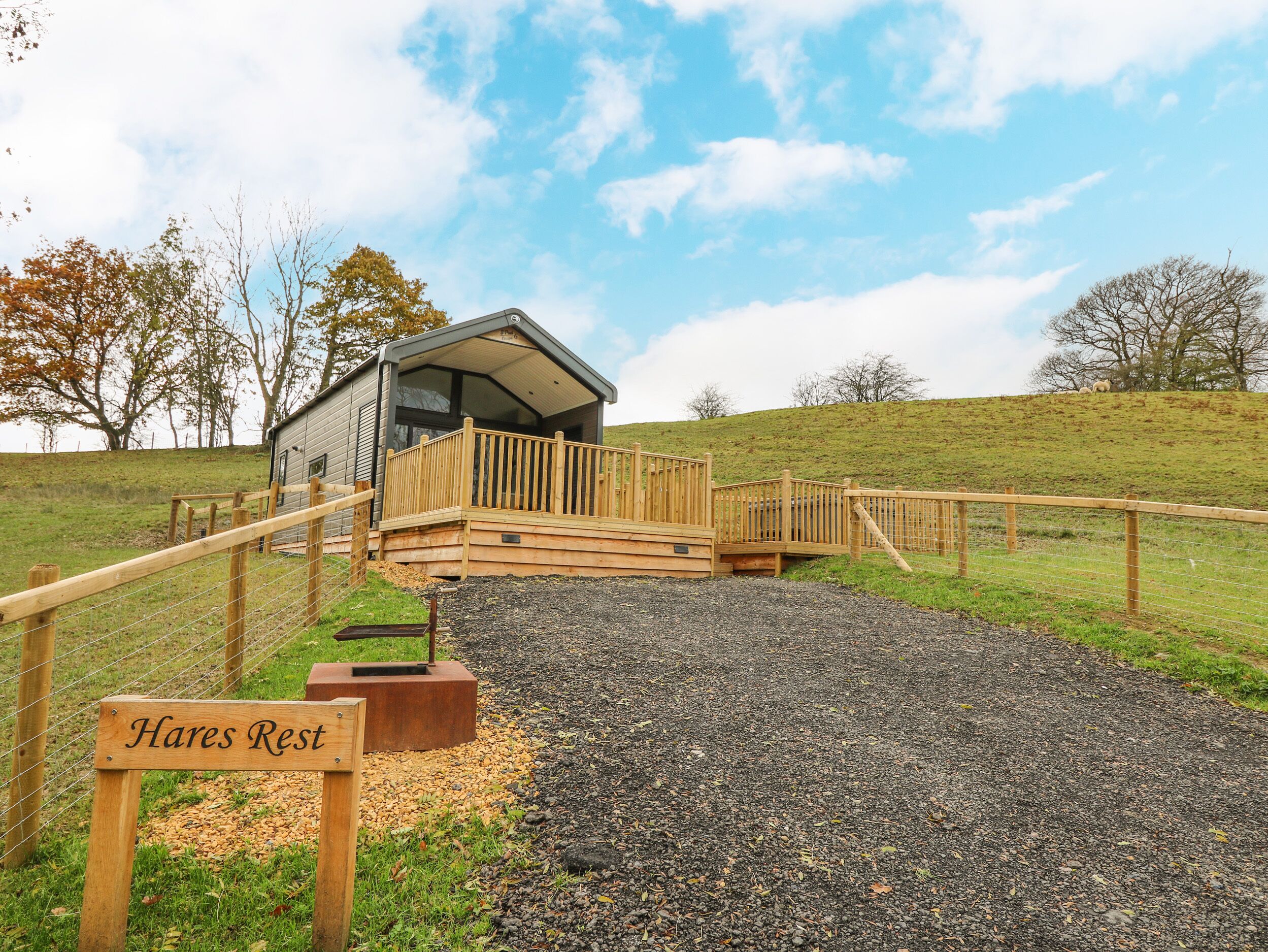HARES REST, family friendly, with hot tub in Rhayader