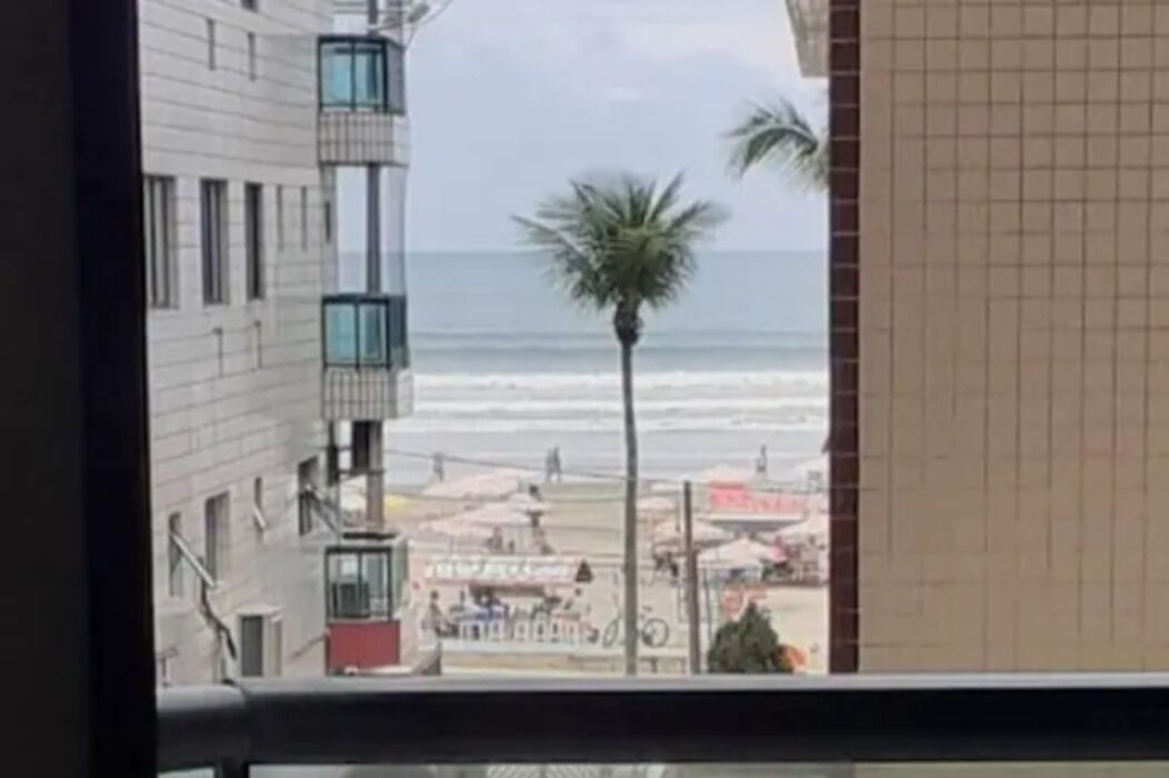 Apartment well located Canto do Forte, 50 meters to the beach, 3 minutes on foot