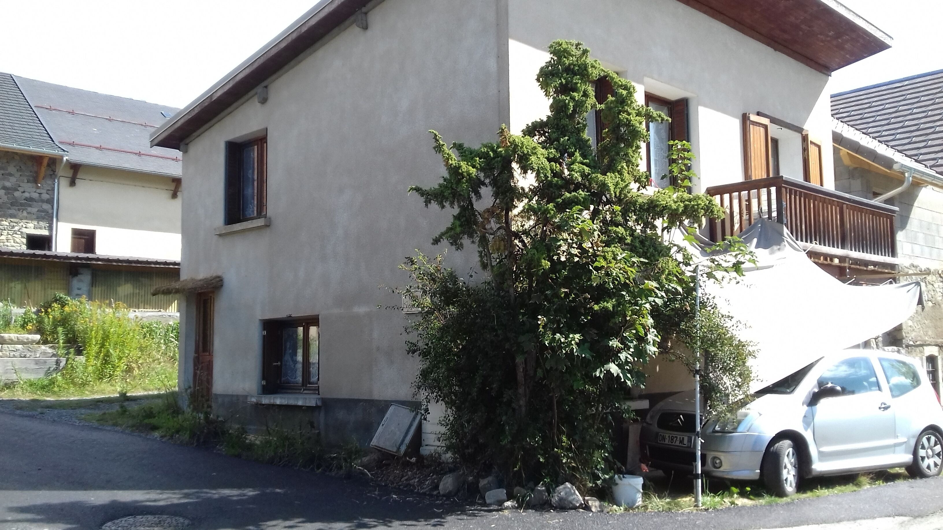 3 km from the resort of Chaillol. 1st floor apartment full sun.