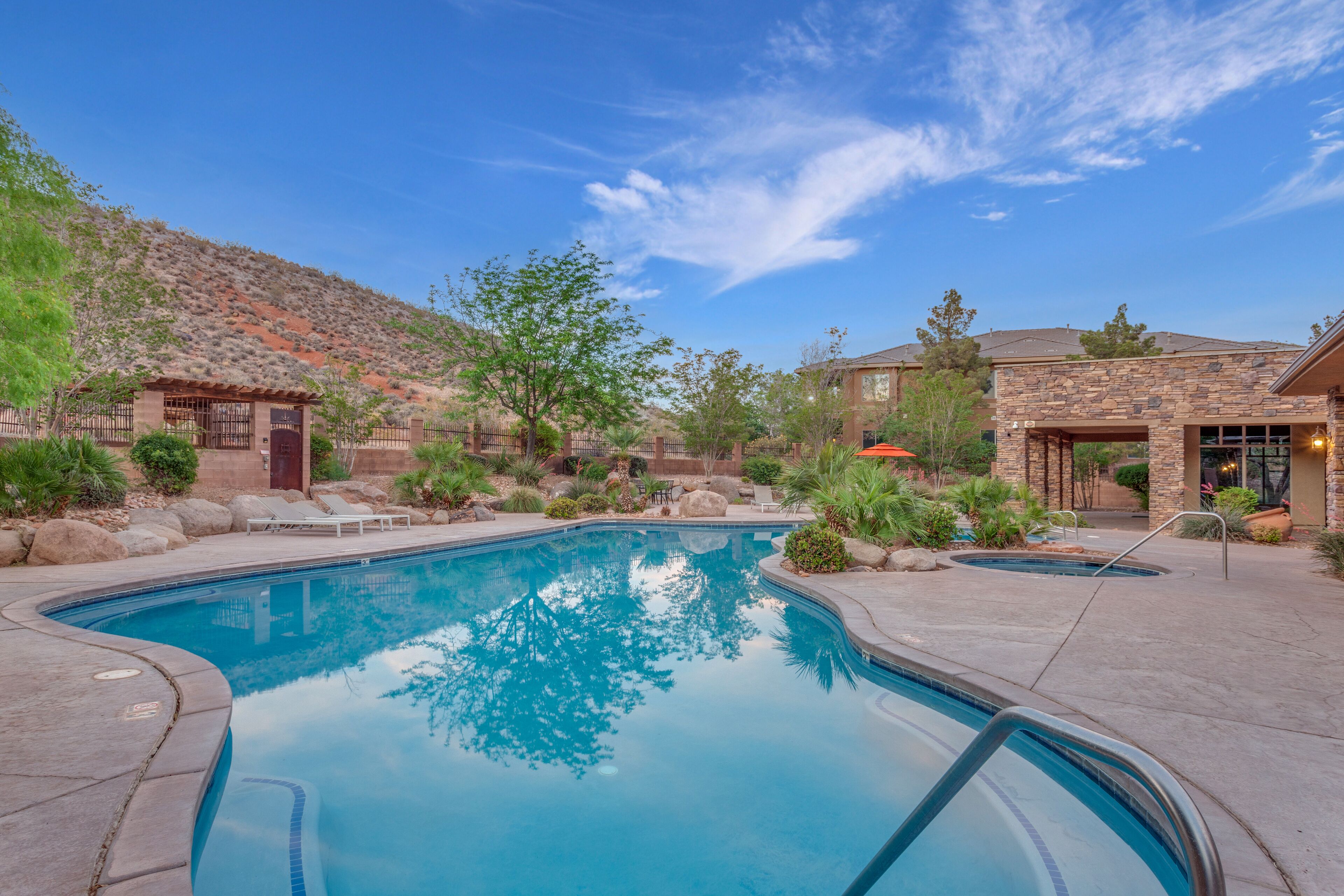 Coral Springs A8 | 3 Bedrooms w/ BBQ Grill, Cable TV, 2 Private Fireplaces & a Soaker Bathtub!