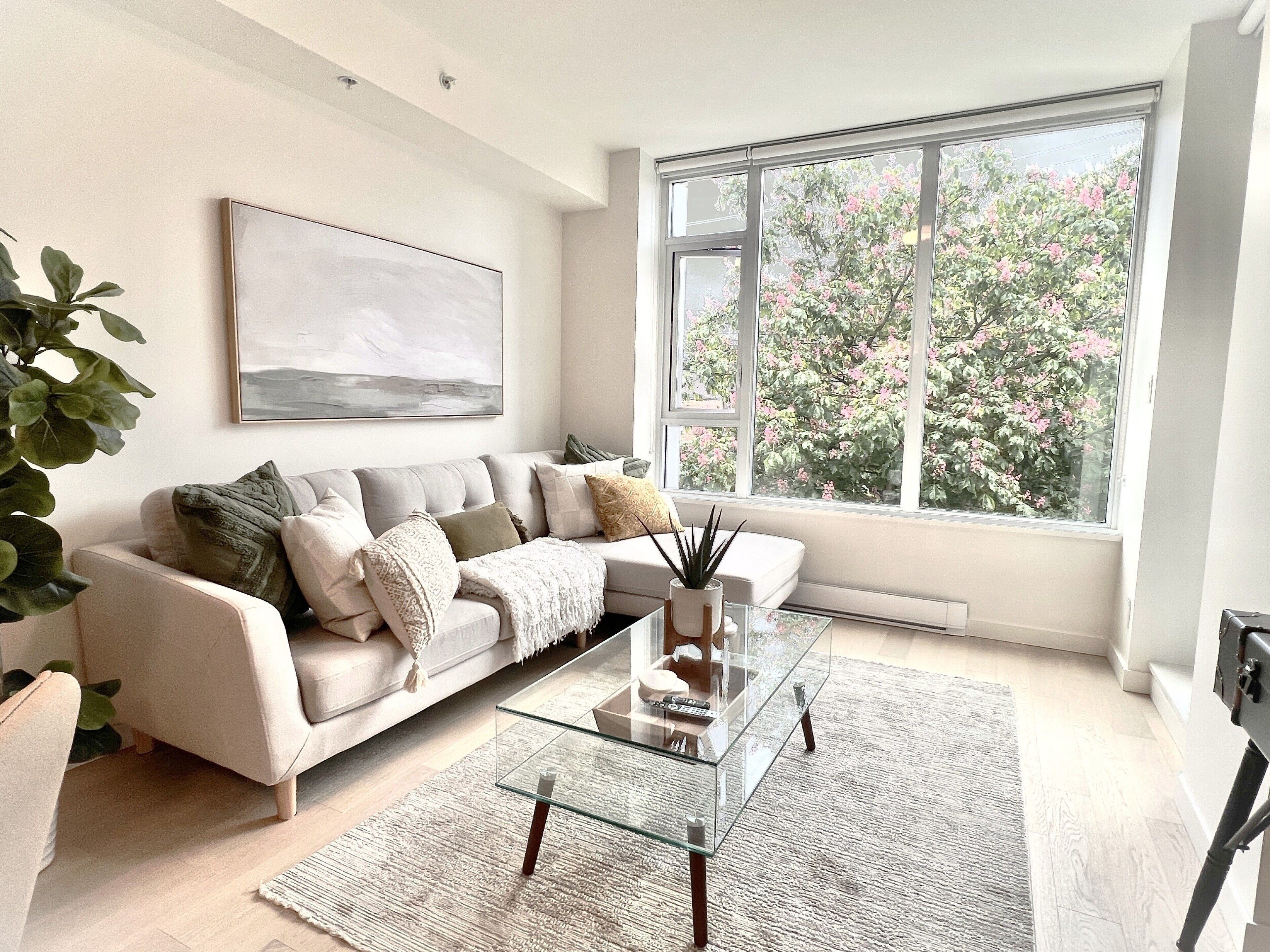 1-bed condo Victoria's Inner Harbour includes parking! 30-DAY MINIMUM