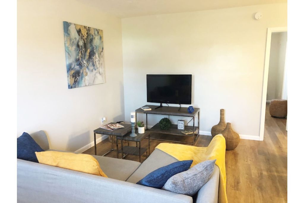Kat's Awesome 1/1 Remodeled unit in Dania Beach