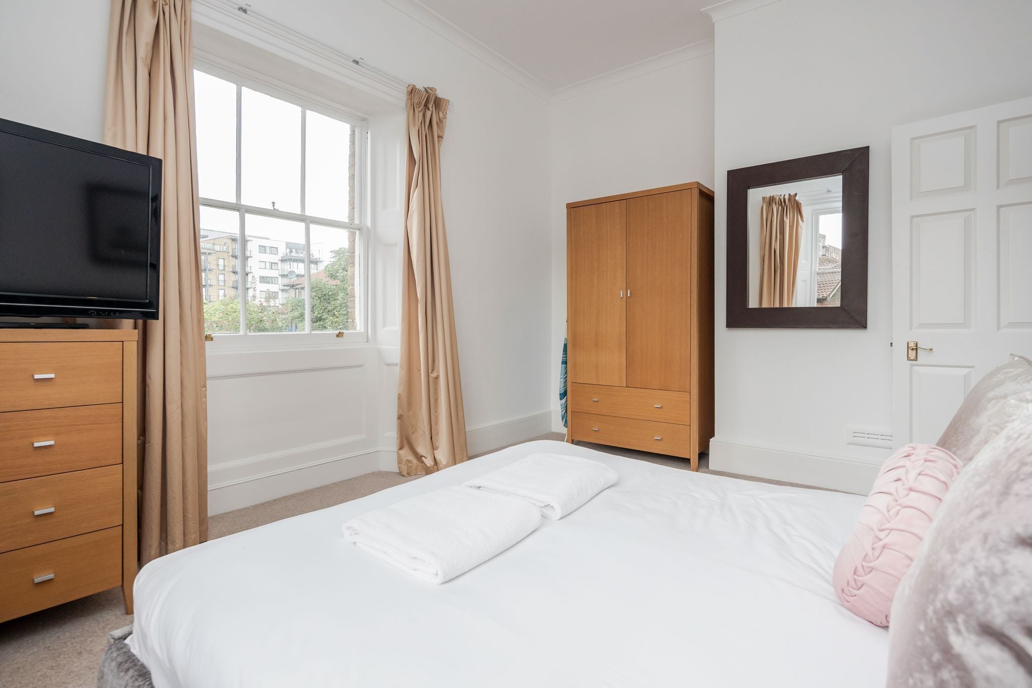 Premium High Ceiling Georgian Luxury Apartment with Parking in Canary Wharf LDN