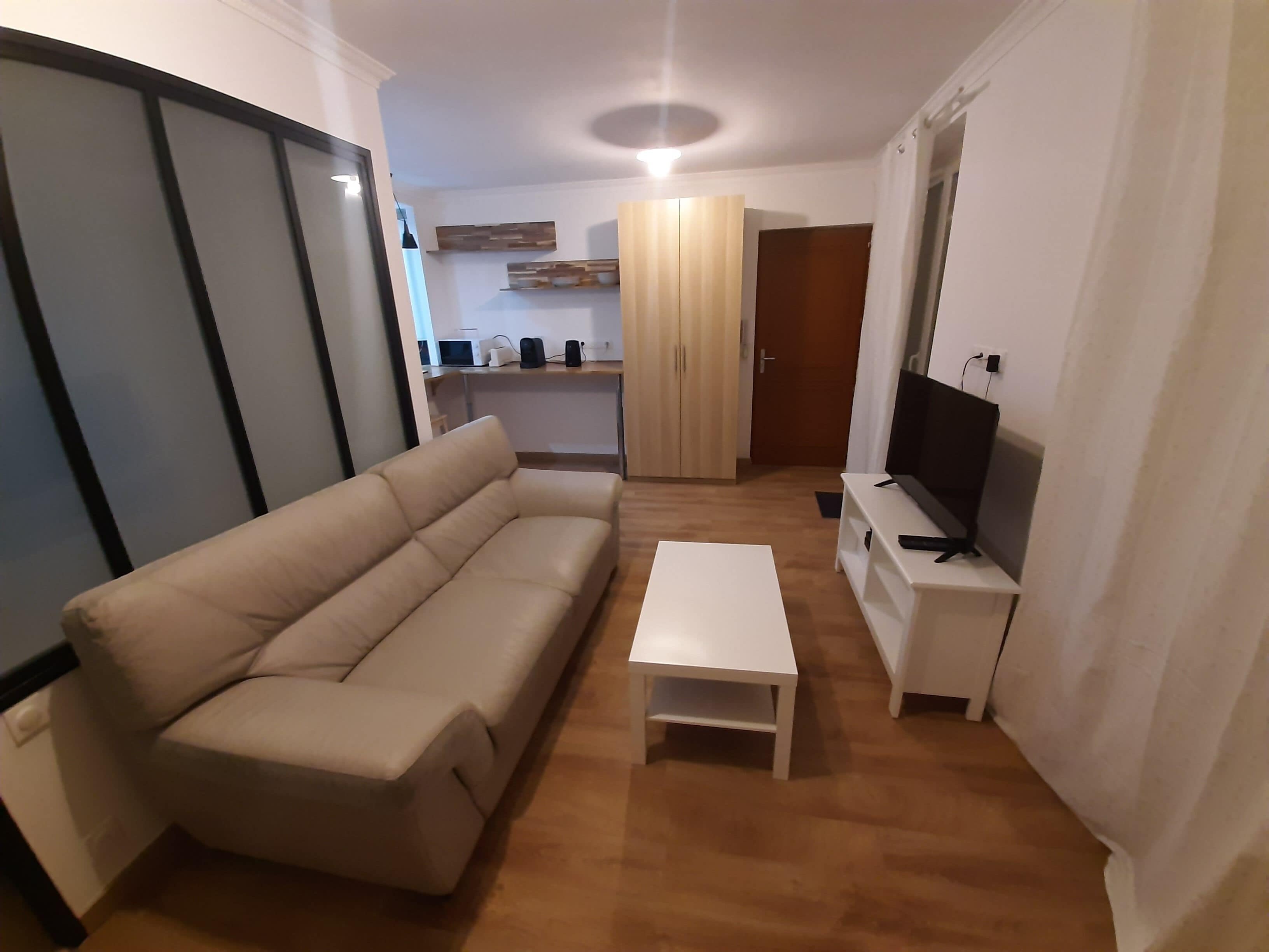 2 room apartment, near RER, Bus and castle
