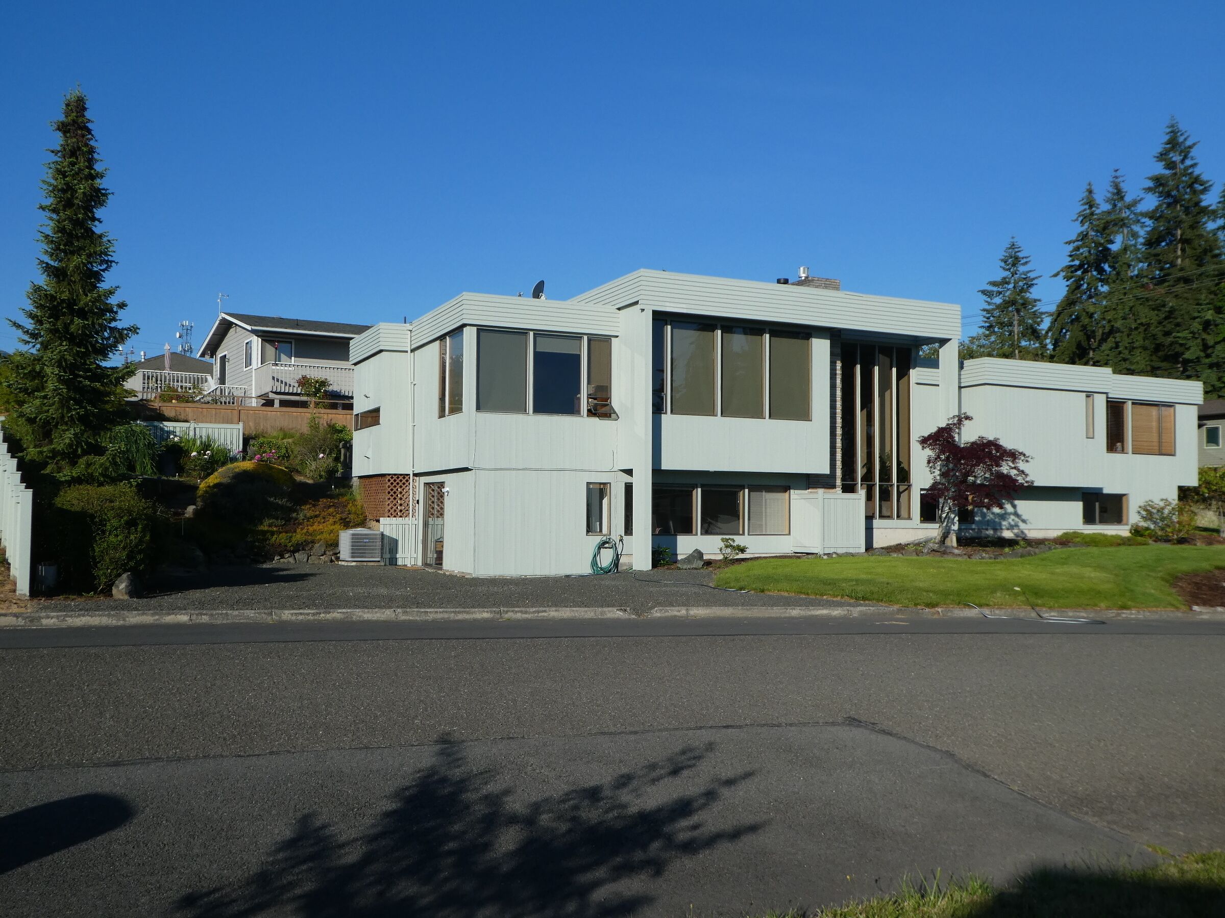
Exclusive. Not shared. Butler. Clean. Locationx3. Ocean view. Close to Park. 
