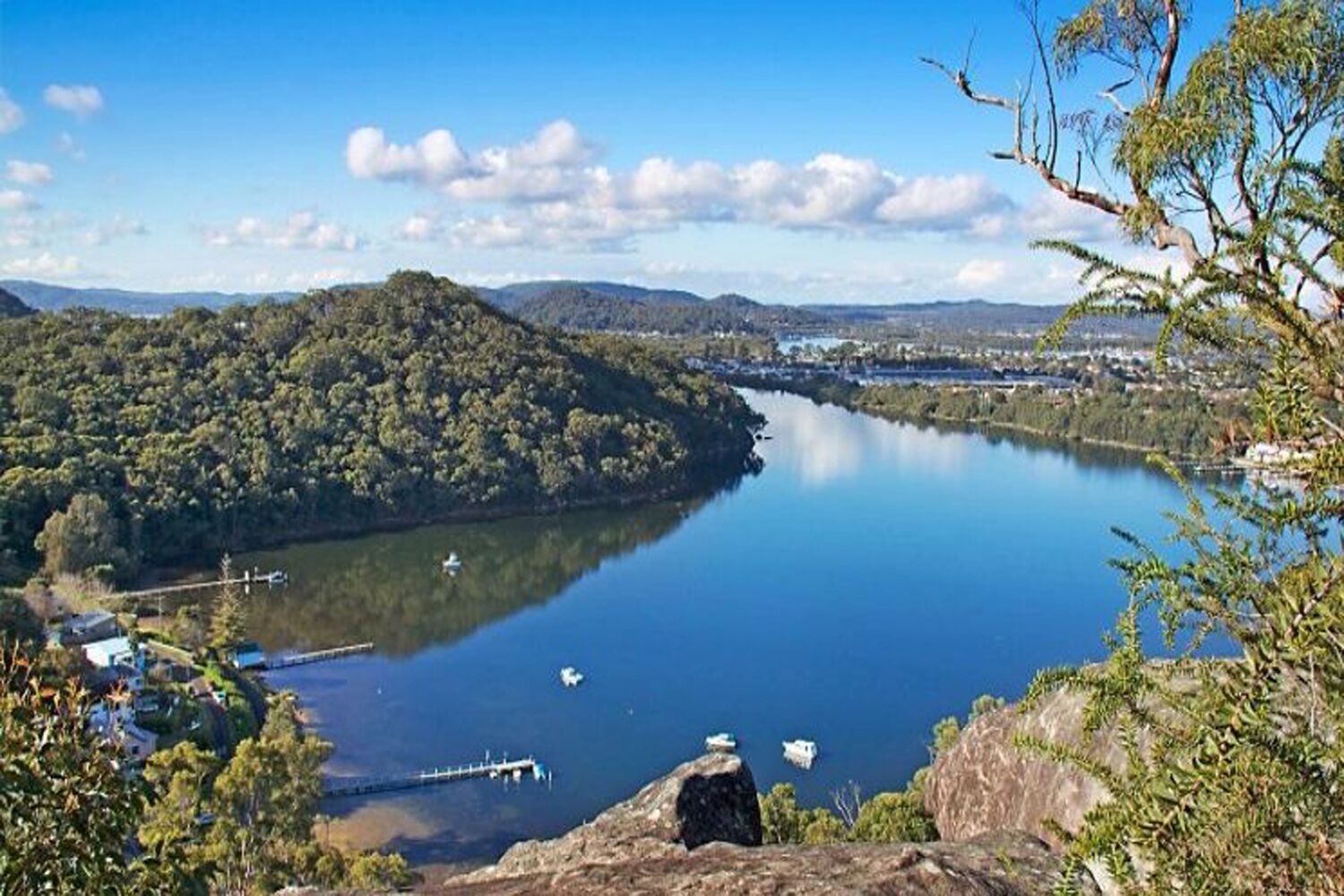 Leafy Studio with deck 2 min walk to water